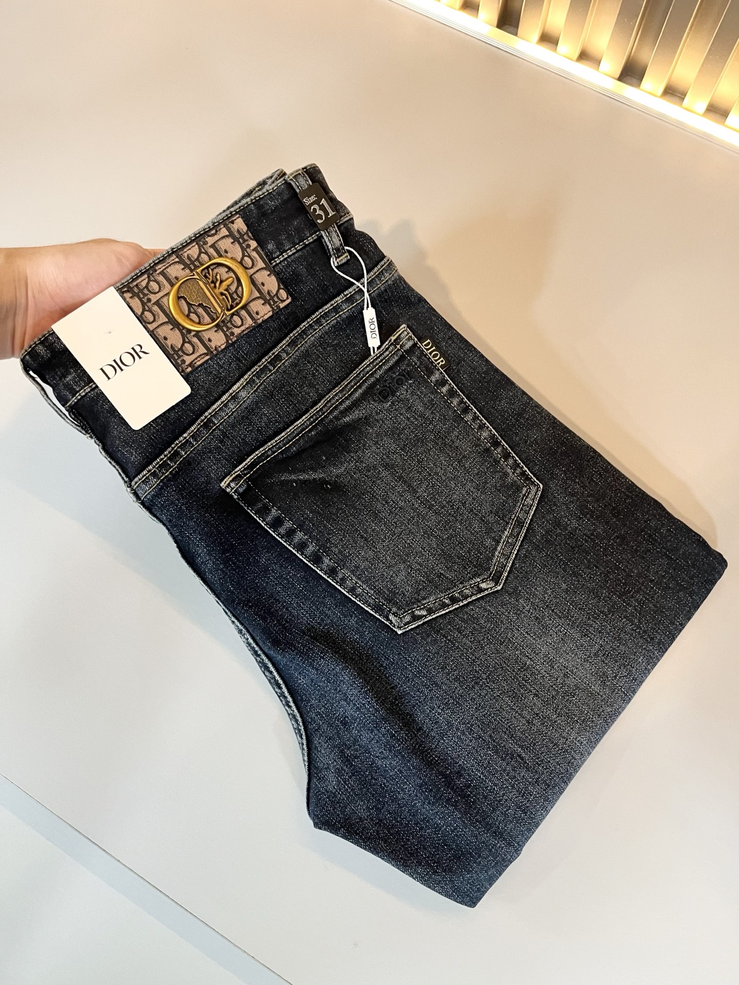 NO:531883,Dio*r Dijia Autumn and Winter Men's Washed Small Straight Jeans!  Trading company channel is awesome, with excellent quality, versatile versatile pants king in the fashion circle, European and American street photography mid-to-high frequency wear demonstration, leather waist brand logo design!  And it is a must-have item for luxury brands every season!  Very pure and minimalist design tone!  Adhering to the D family's consistent fashion proposition, it is quite eye-catching, and it demonstrates its ingenious craftsmanship and strongly posits its brand identity!  Customized Italian tannin fabrics are invincible in texture and have a charm, perfect style and tailoring, and excellent slimming effect. They can sweep the wardrobe and match any top set. They are widely compatible and casual, with full upper body shapes and invincible fashionable and versatile!  Size 29 -40,dior,dior,dior,jeans,alexander wang19860909Dio*r 迪家 秋冬男士水洗小直筒牛仔裤！贸易公司渠道牛货,品相超赞,时尚圈万能的百搭裤王,欧美街拍中高频穿搭示范,皮革腰牌logo设计！且是奢侈品牌每季必出的单品！非常纯粹极简的设计基调！秉承了D家一贯的时尚主张,颇具看点,即彰显了匠心工艺又有力的标榜了品牌身份！客供意大利定制丹宁面料,质感无敌赞,颇具韵味,版型剪裁完美,提臀修身显瘦效果极佳,可横扫衣橱任何的上装搭配,兼容性广泛,休闲兼备,上身型款十足,无敌的时髦百搭神品！尺码29 -40,,dior,dior,dior,jeans,alexander wang,Men's clothing