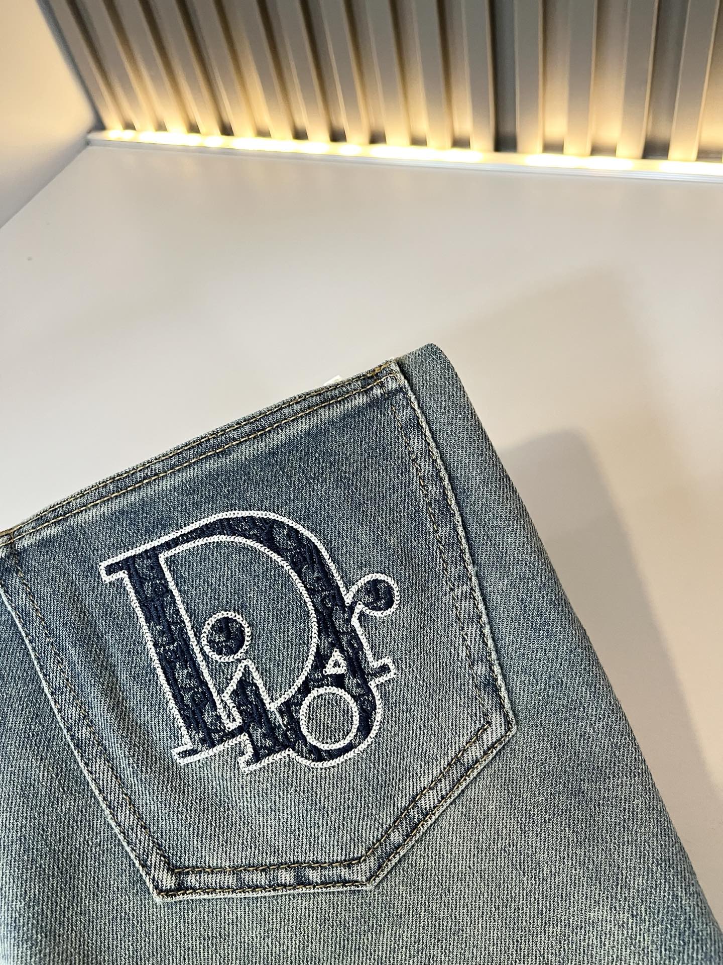 Dio*r 迪家 2025秋冬男士水洗小直筒牛仔裤！贸易公司渠道牛货，品相超赞，时尚圈万能的百搭裤王，欧