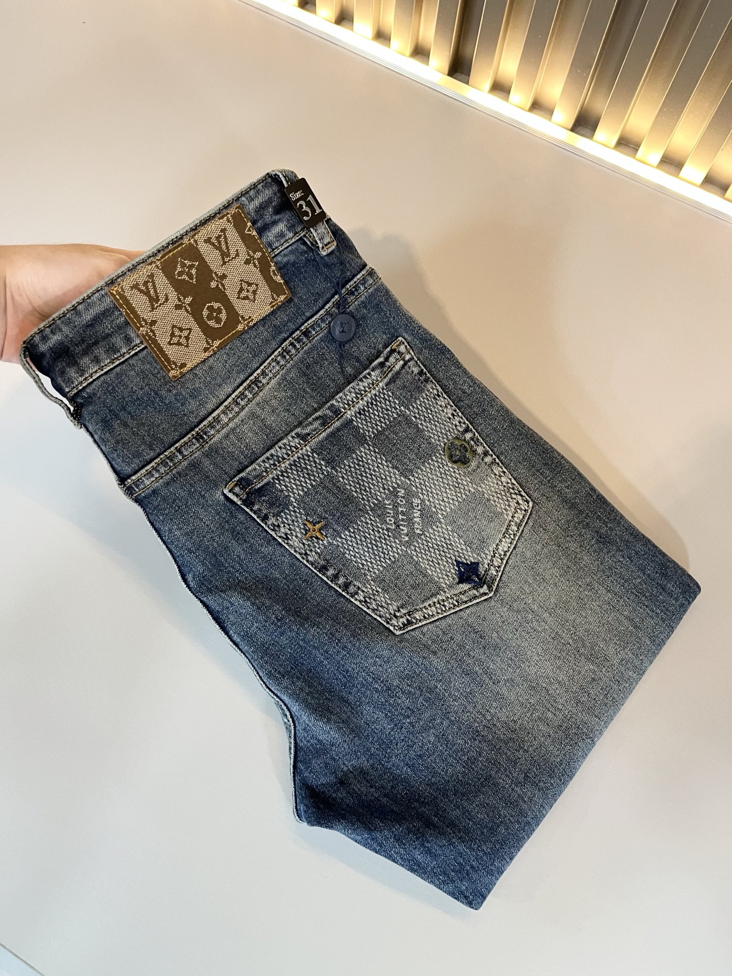 NO:531881,Louis Vuitto*Louis*Deng Fall and Winter New Men's Classic Washed Small Straight Jeans. Excellent upper body performance, a versatile choice, and a great value-for-money sharing!  !  As a classic combination of simple elements for boys, the classic jeans series of Louis, this has always been a legendary item in the industry and a lasting item. Many men with senior economic strength are guests of the Louis family. Countless bigwigs have performed this sentence. This is even circulated in the fashion circle. It is made of top denim jeans. After high-end washing process, it is of great grade and luxury. Nameplate waist brand hardware logo auxiliary material design!  The fabric is excellent and comfortable on the upper body, giving people a full of trendy and fashionable atmosphere, interpreting luxury and trend to the extreme. The classic, exquisite and precise straight-tube cutting design, and the thickness can be even better across all seasons!  Size 30 -40, louis vuitton,louis vuitton,alexander wang19860909Louis Vuitto*路易*登秋冬新款男士经典水洗小直筒牛仔长裤.绝佳的上身性能,百搭之选,超值性价比分享！！作为男生简约元素经典搭配,路遇路易经典仔裤系列,这个一直是业内的传奇单品,也是经久不衰的单品,很多具有资深经济实力的男人都是路易家族的座上客,无数的大佬都曾演绎过,时尚圈更是流传这么一句话,顶级丹宁牛仔面料打造而成,经高端水洗工艺处理后,极具档次与奢华感.铭牌腰牌五金logo辅料设计！面料极好上身舒适,给人满满的潮流时髦气息,将奢华与潮流感演绎到了极致,经典精湛精准的直筒版型裁剪设计,厚度更是能横跨四季必入好款！ 尺码30 -40,,louis vuitton,louis vuitton,alexander wang,Men's clothing