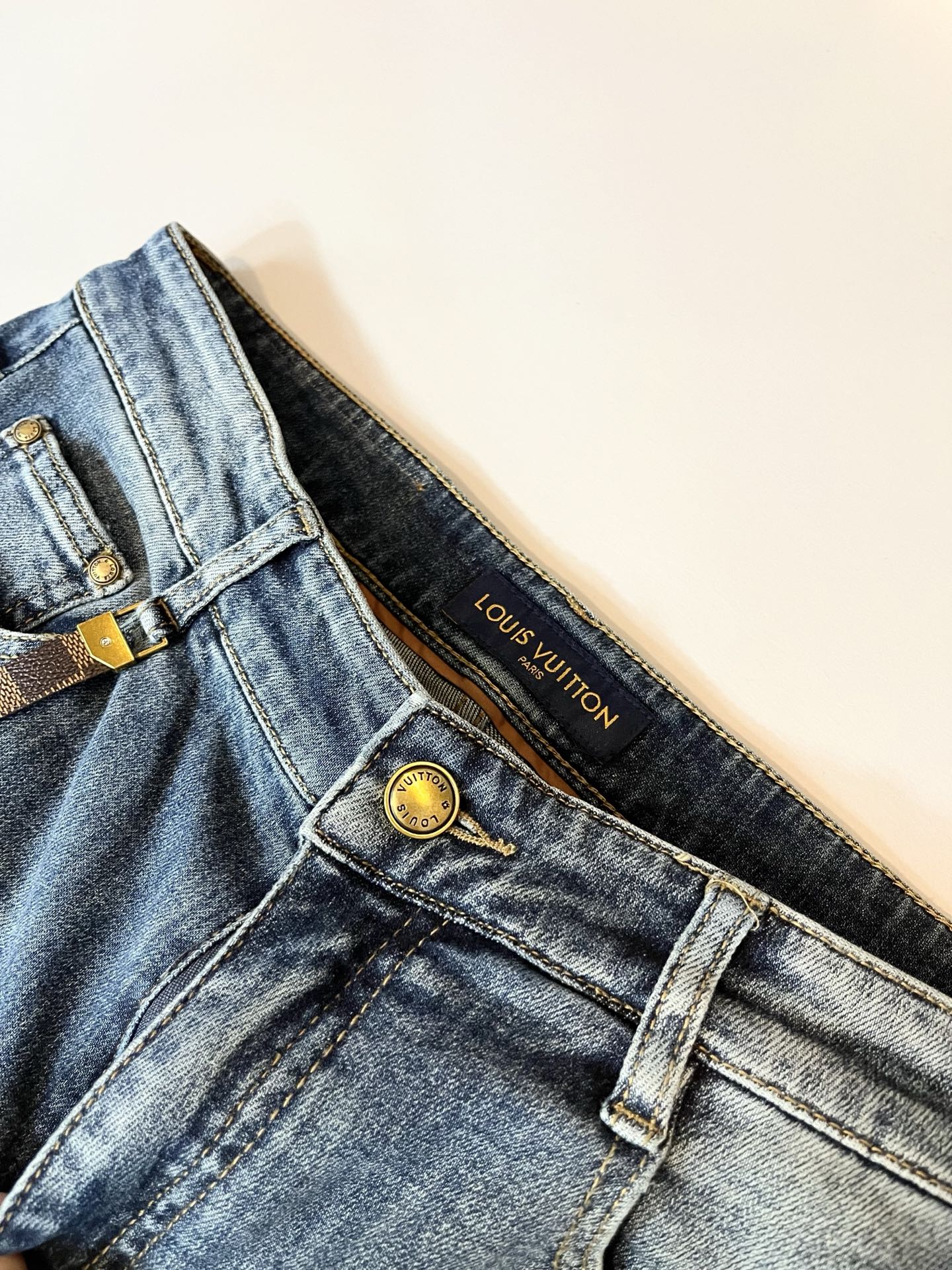 Louis Vuitto*路易*登2025秋冬新款男士经典水洗小直筒牛仔长裤。绝佳的上身性能，百搭之选，