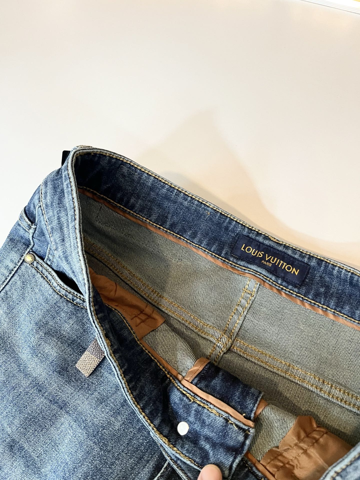 Louis Vuitto*路易*登2025秋冬新款男士经典水洗小直筒牛仔长裤。绝佳的上身性能，百搭之选，