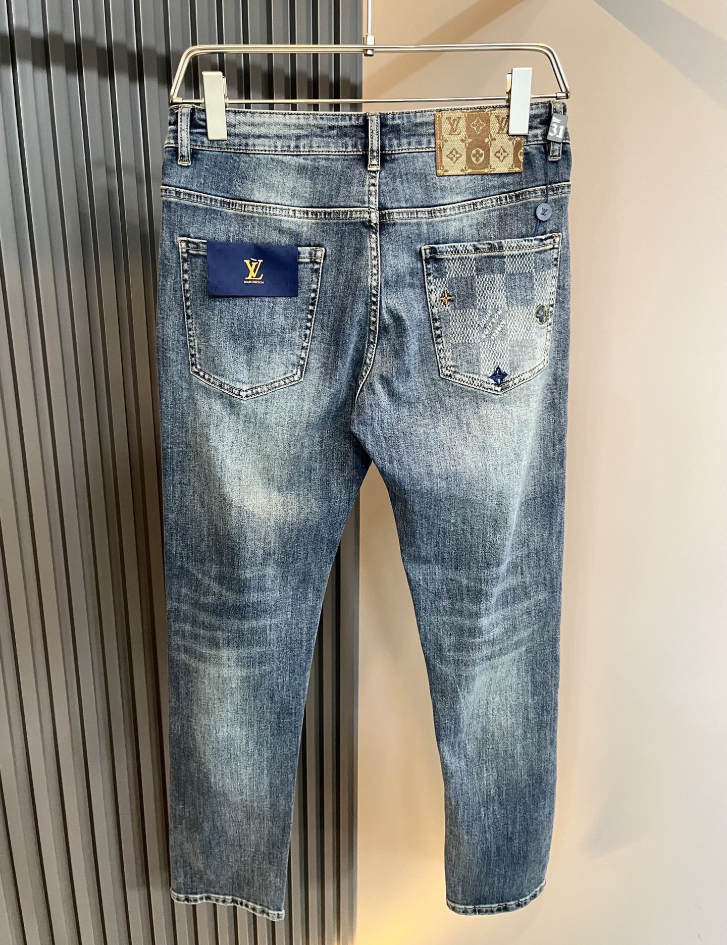 Louis Vuitto*路易*登2025秋冬新款男士经典水洗小直筒牛仔长裤。绝佳的上身性能，百搭之选，