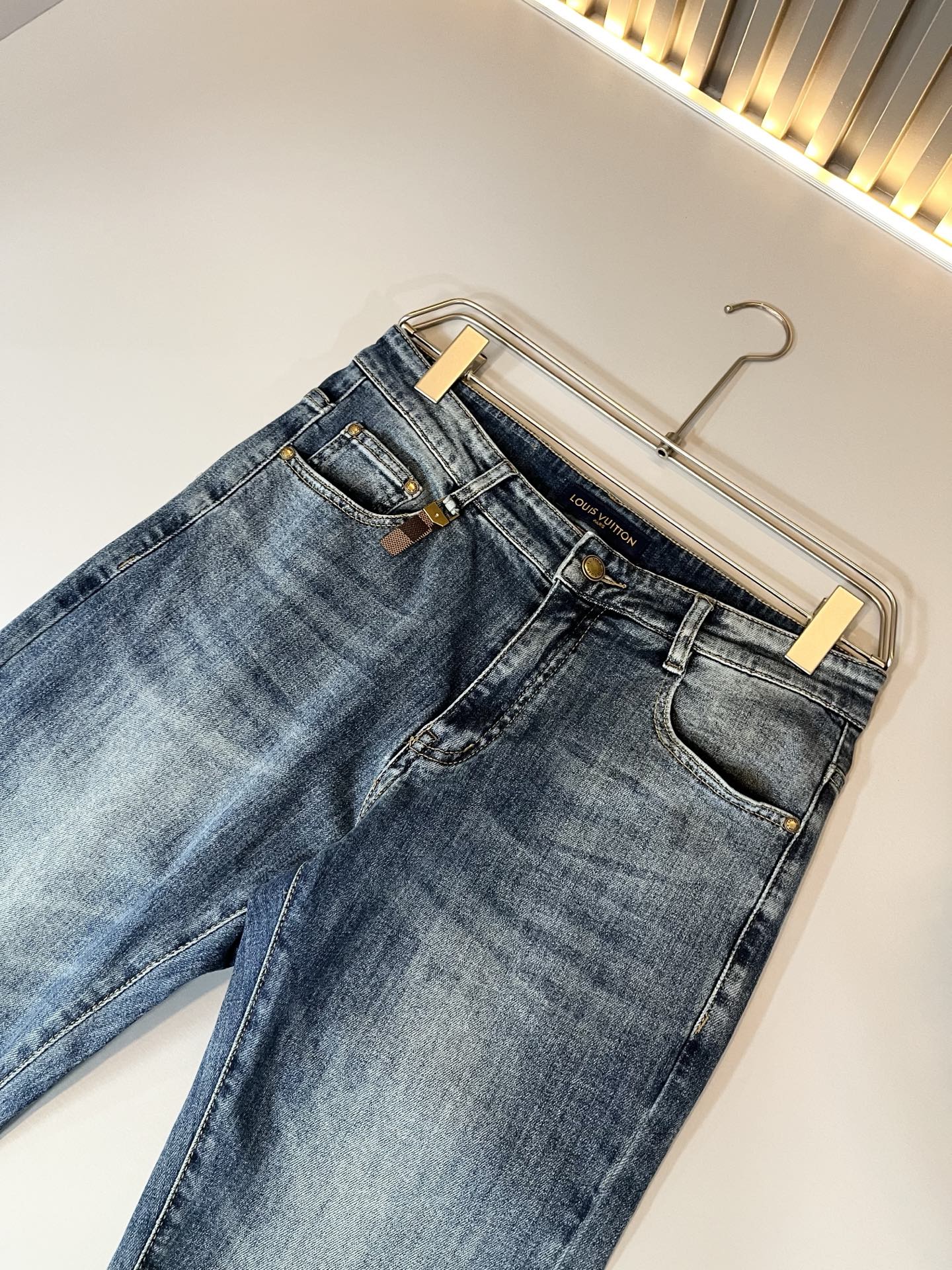 Louis Vuitto*路易*登2025秋冬新款男士经典水洗小直筒牛仔长裤。绝佳的上身性能，百搭之选，