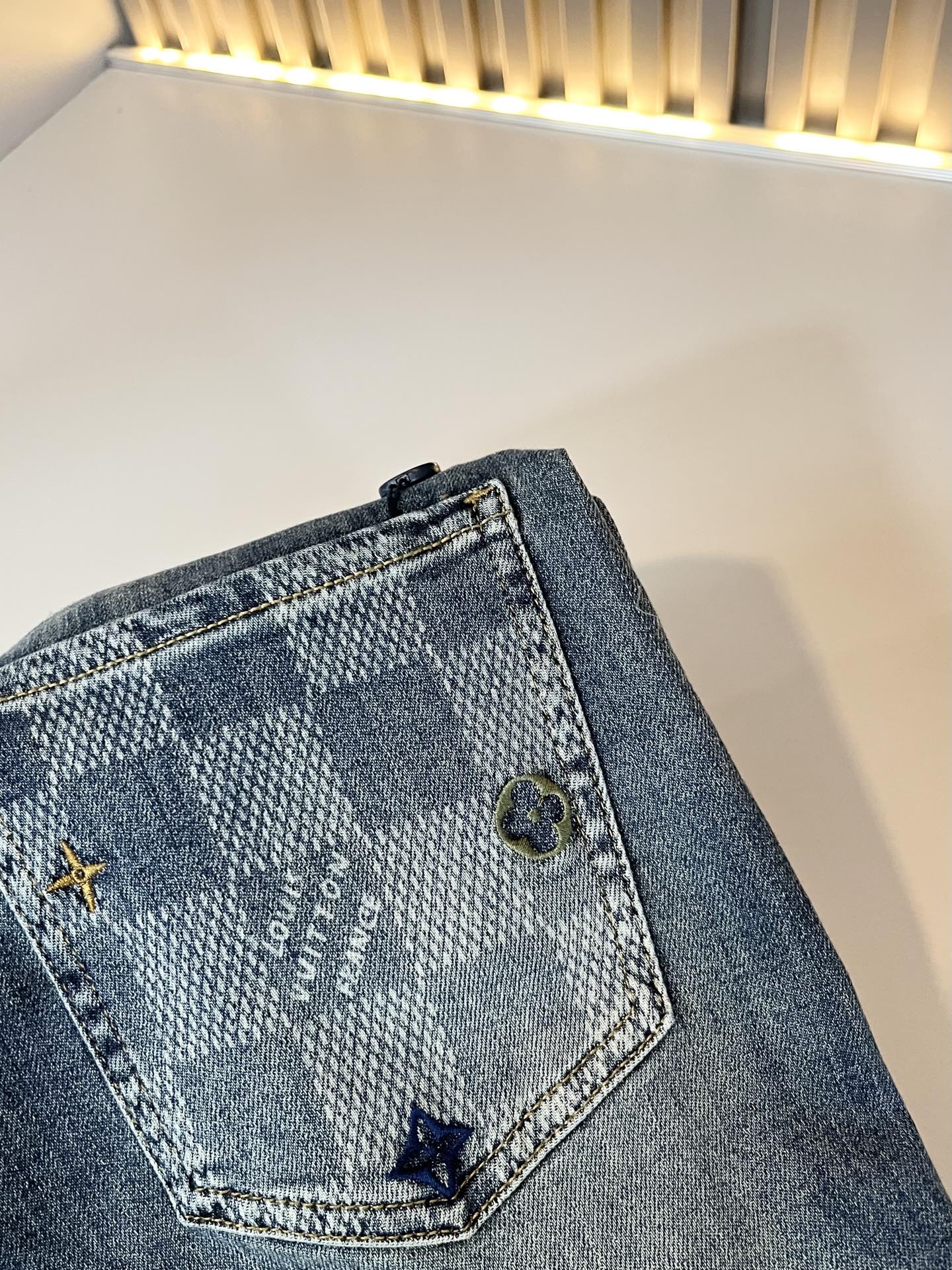 Louis Vuitto*路易*登2025秋冬新款男士经典水洗小直筒牛仔长裤。绝佳的上身性能，百搭之选，