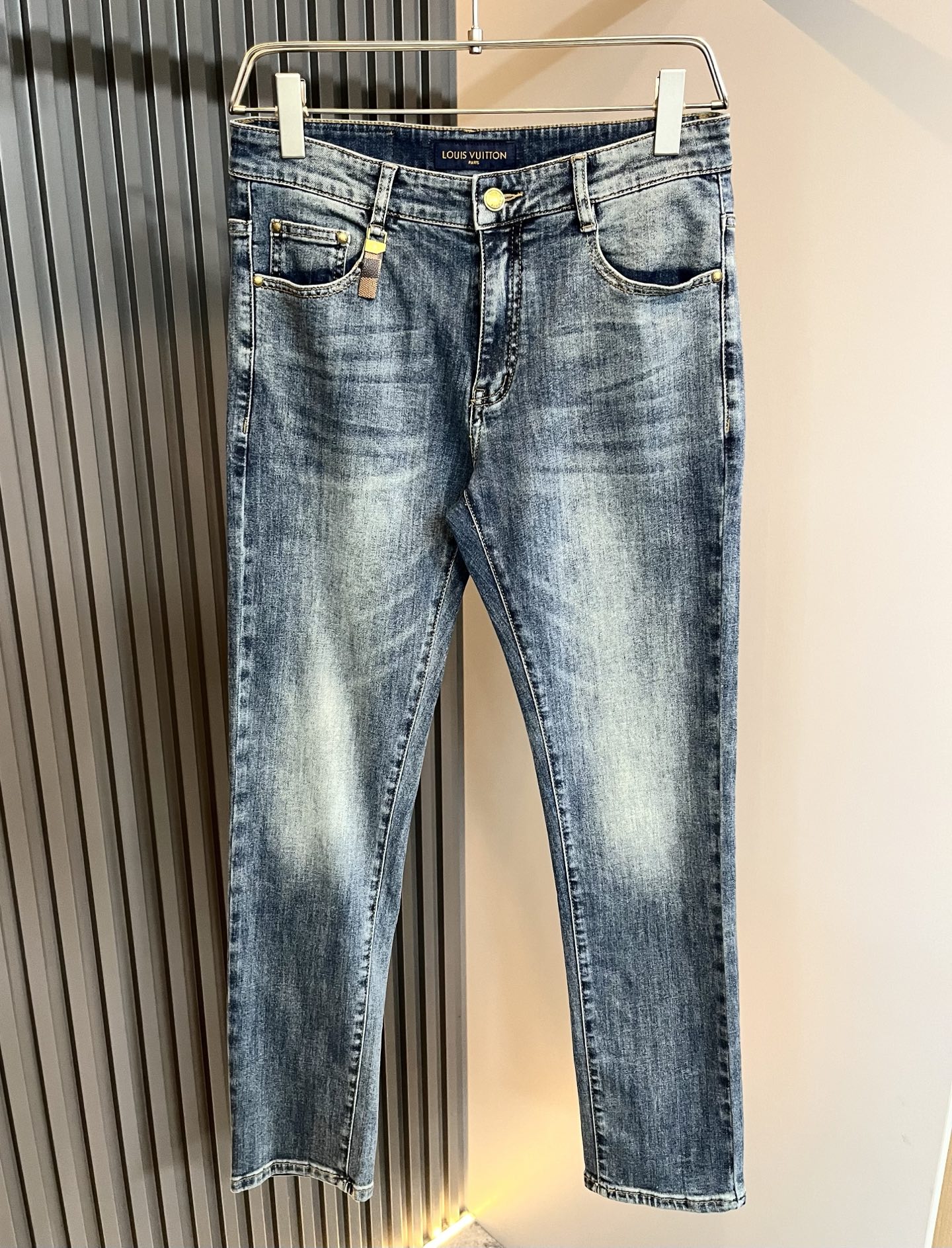 Louis Vuitto*路易*登2025秋冬新款男士经典水洗小直筒牛仔长裤。绝佳的上身性能，百搭之选，