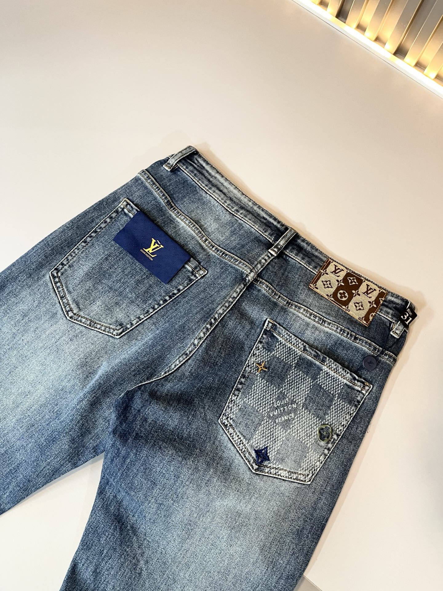 Louis Vuitto*路易*登2025秋冬新款男士经典水洗小直筒牛仔长裤。绝佳的上身性能，百搭之选，