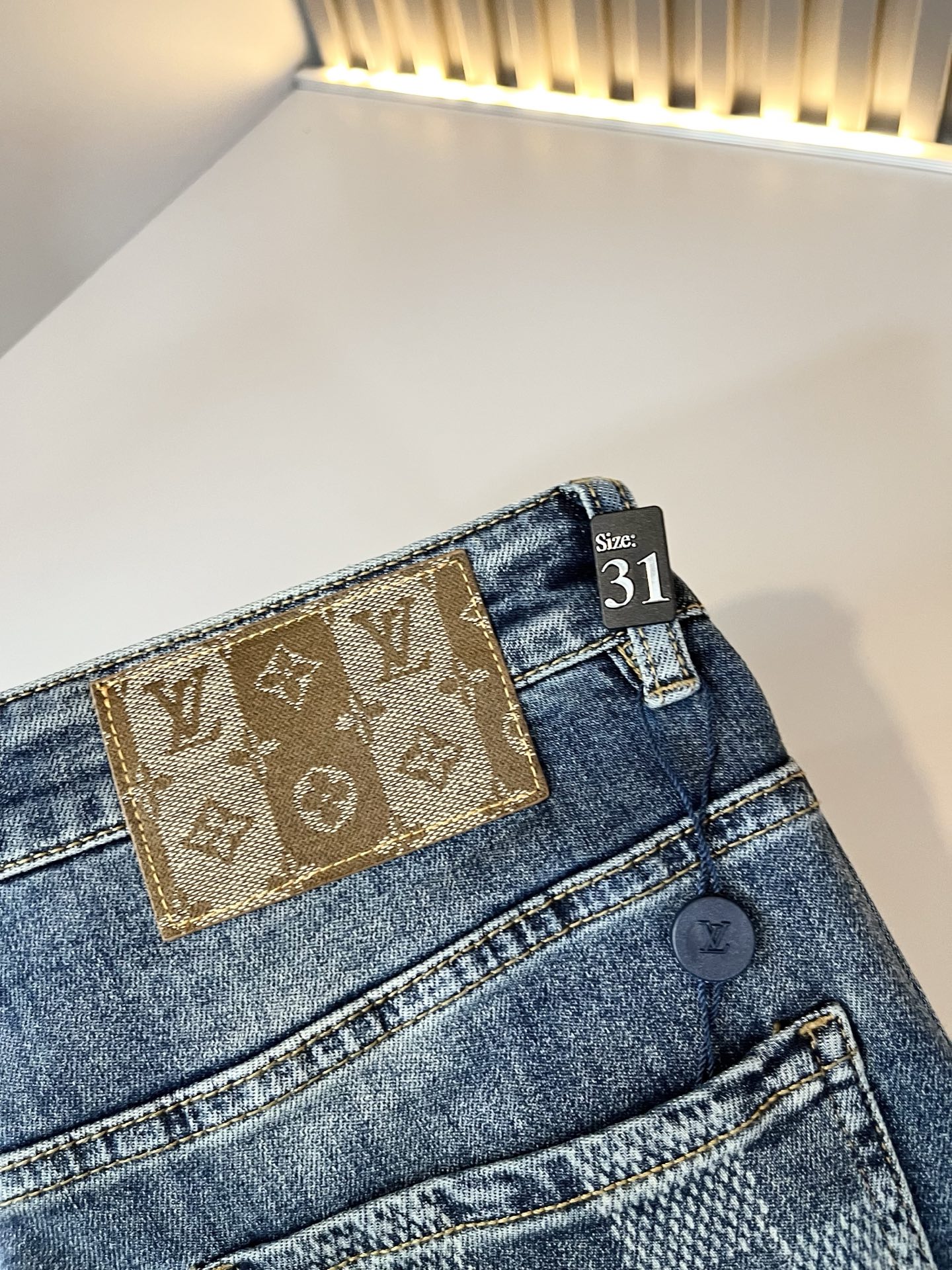 Louis Vuitto*路易*登2025秋冬新款男士经典水洗小直筒牛仔长裤。绝佳的上身性能，百搭之选，