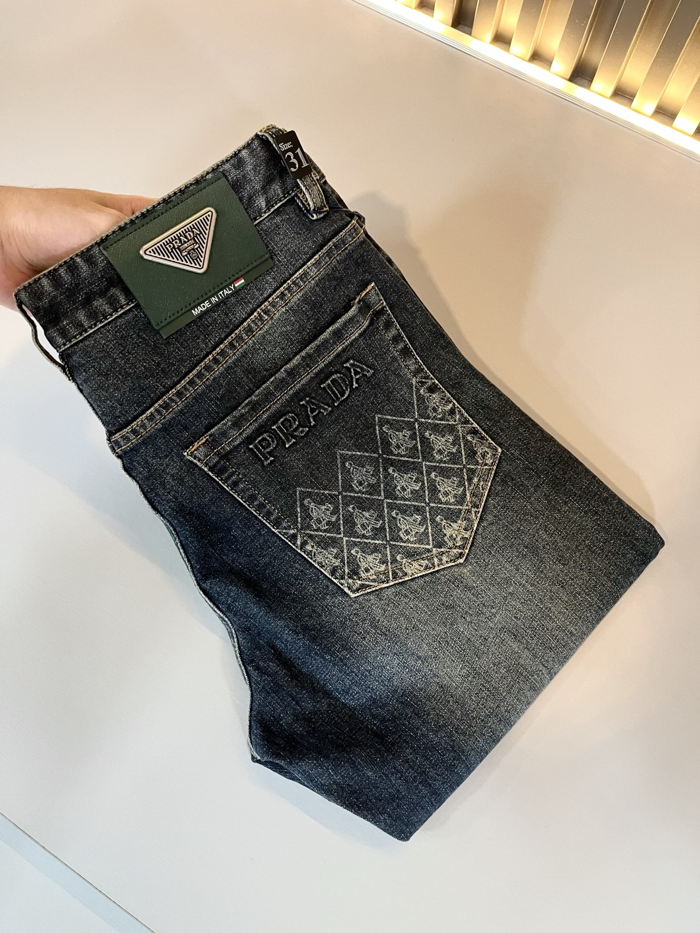 NO:531879,PRA*DA Pu*da Spring and summer new men's casual jeans, high-end quality choice... A versatile trousers that combine casual pants are also an indispensable matching tool in men's wardrobe. It is a classic style with practical wear!  The design style of the whole casual pants is simple and fashionable, which is very consistent with the low-luxury style setting, has excellent skin-friendly value, is easy to wear, and is full of detail!  Customized original logo waist brand design!  Classic P home logo logo design!  This trousers are made of high-quality cotton fabric. The fabric is comfortable, the feel is soft and delicate, and has a good vertical feeling. It looks very textured and has a high-end charm. The first-class and exquisite style cut, the line is delicate, smooth and neat, and the casual and casual pants look good no matter how you match it. If you like it, buy it now. Good products are not waiting for anyone!  Size 30-40 37 39, prada, jeans, alexander wang19860909PRA*DA普*达 春夏新款男士休闲牛仔裤,高端品质之选……一款休闲裤兼备的百搭裤装,也是男士衣橱里不可缺少的搭配神器,属于实穿型的经典款式！整条休闲裤的设计风格简洁时尚,非常符合低奢的风格设定,亲肤值优越,穿着方便,细节感十足！定制原版logo腰牌设计！经典P家logo标识设计！此款裤装采用优质棉面料打造而成,面料舒服,手感柔软细腻,有着很好的垂直感,看上去非常有质感,细品高级韵味十足.一流精湛的版型裁剪,走线细致平顺工整,休闲随意怎么搭配都好看的裤装,喜欢的赶紧入手吧,好货可不等人！尺码30-40 37 39,,prada,jeans,alexander wang,Men's clothing