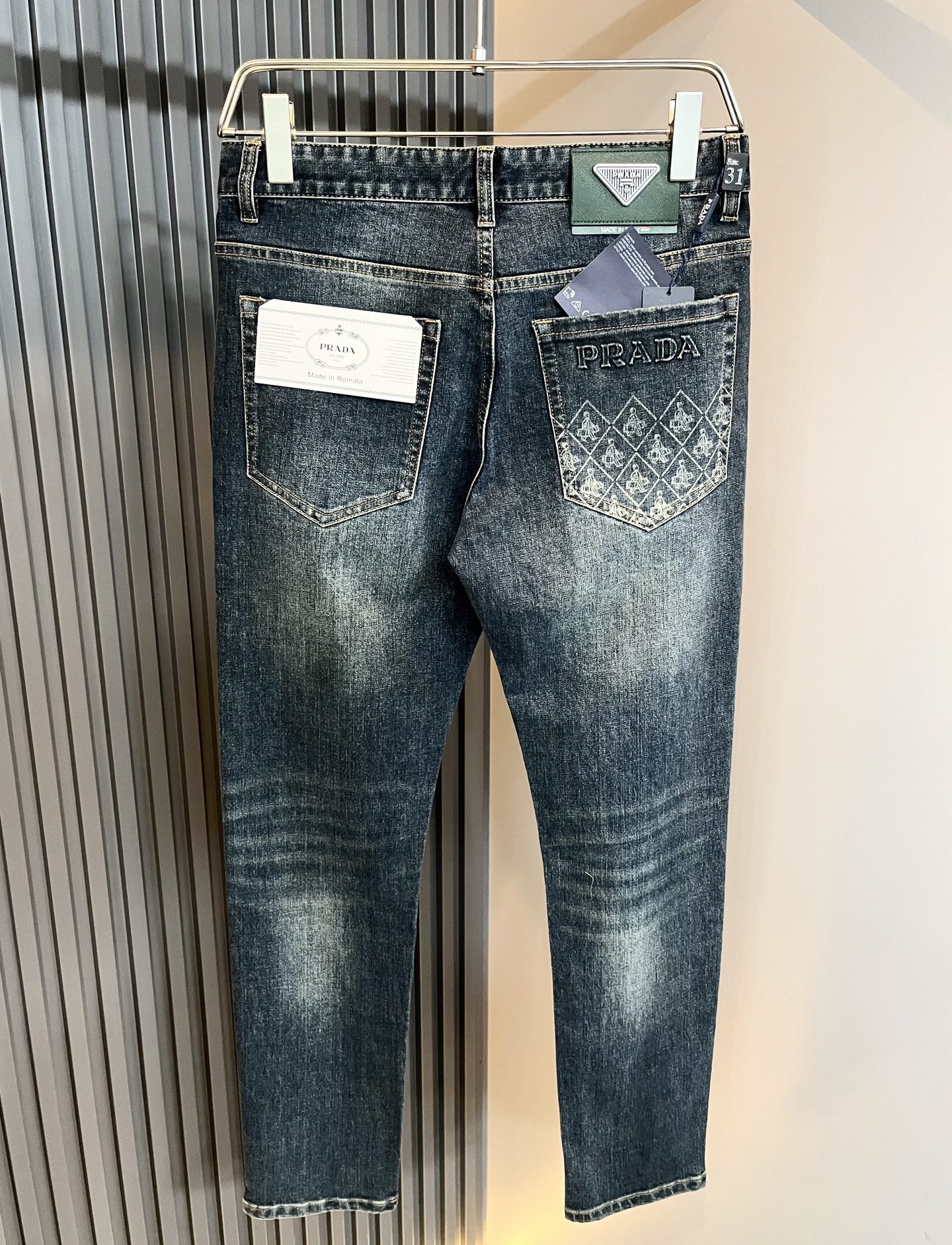 PRA*DA普*达 2025春夏新款男士休闲牛仔裤，高端品质之选……一款休闲裤兼备的百搭裤装，也是男士衣