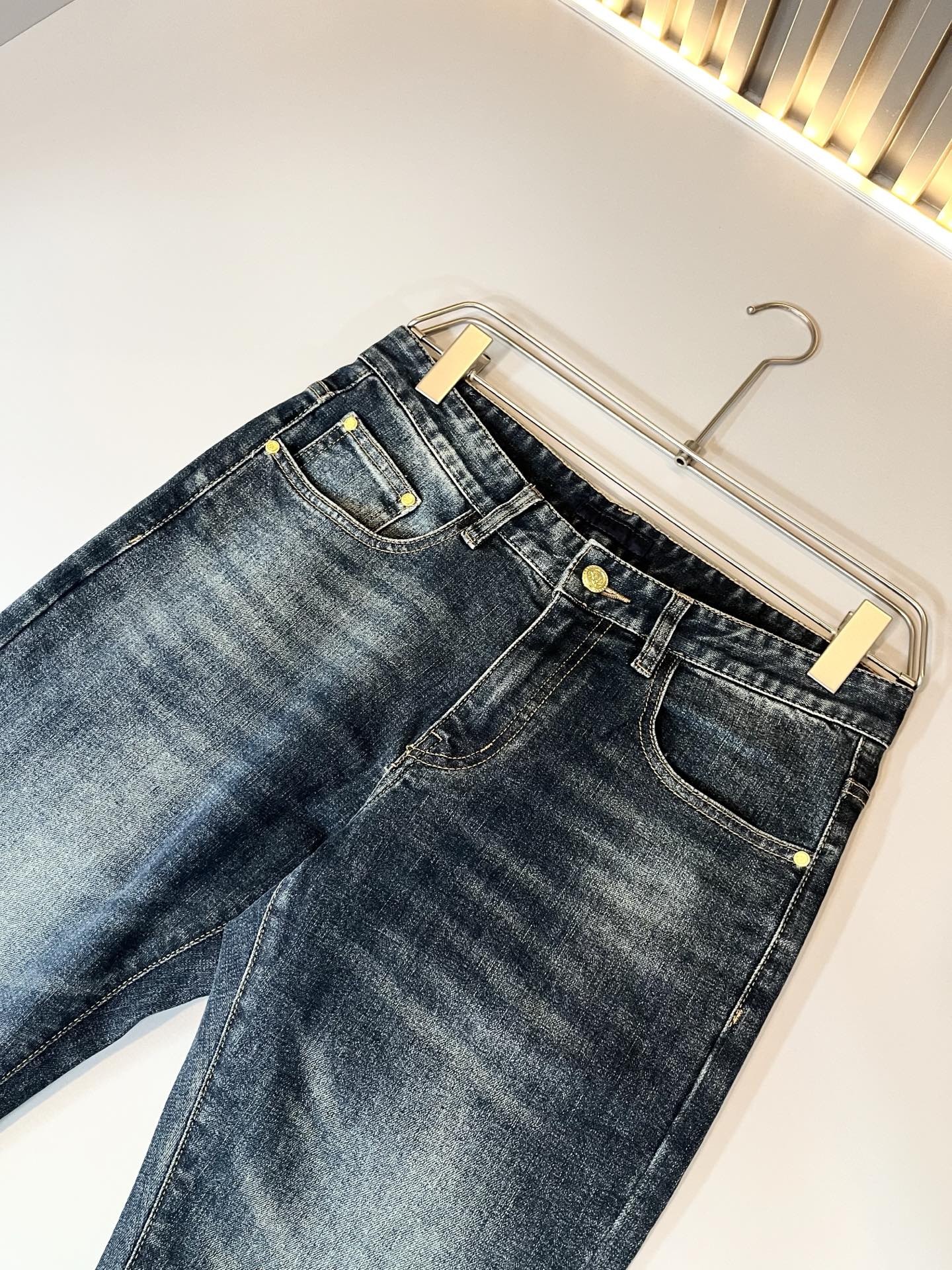 PRA*DA普*达 2025春夏新款男士休闲牛仔裤，高端品质之选……一款休闲裤兼备的百搭裤装，也是男士衣