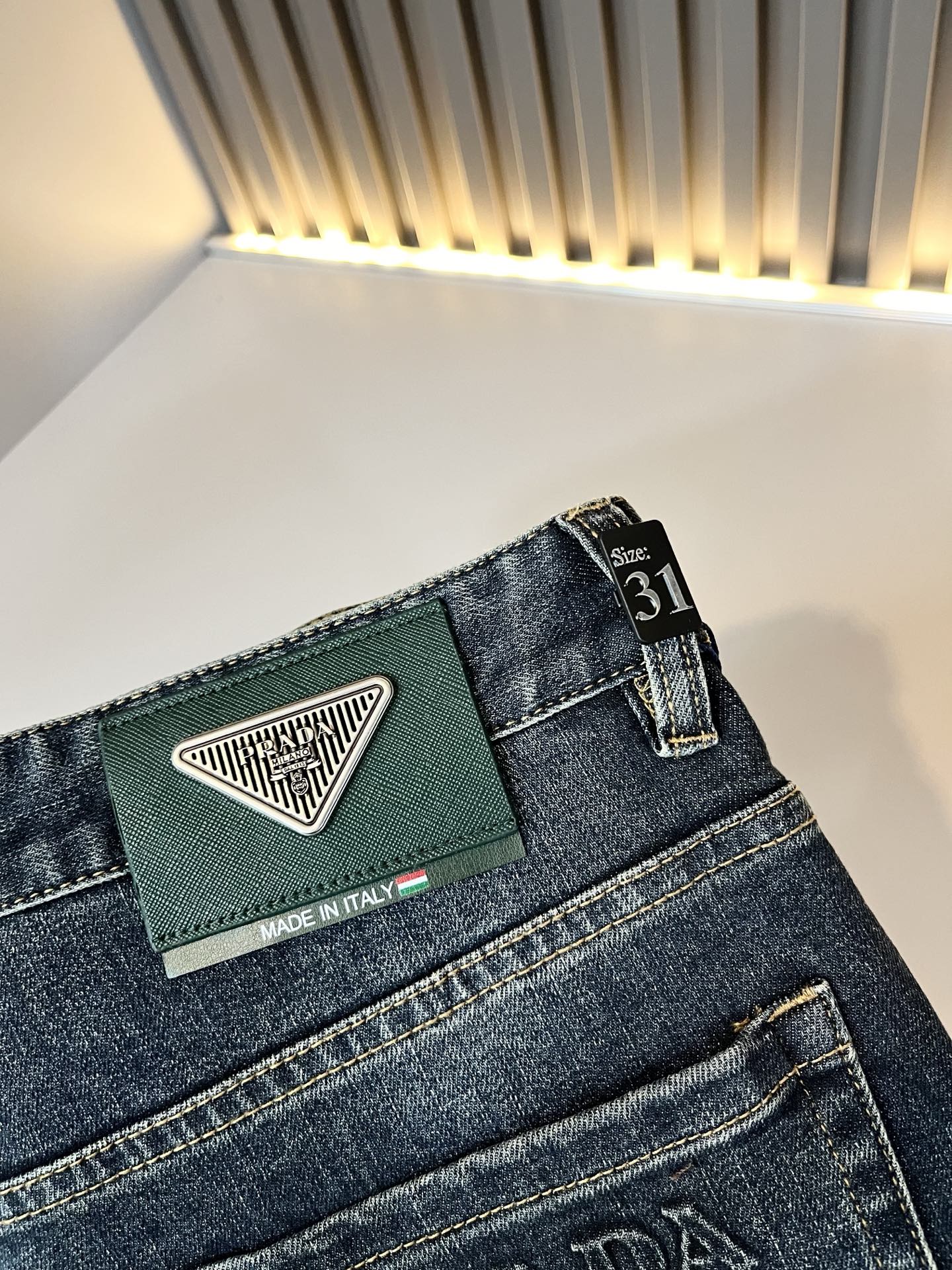 PRA*DA普*达 2025春夏新款男士休闲牛仔裤，高端品质之选……一款休闲裤兼备的百搭裤装，也是男士衣