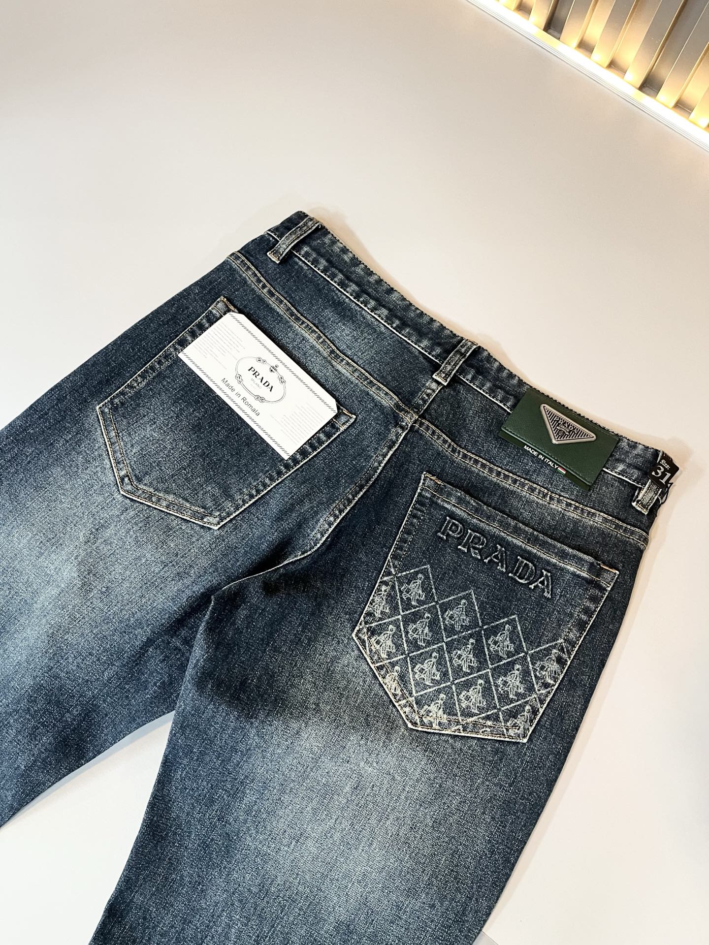 PRA*DA普*达 2025春夏新款男士休闲牛仔裤，高端品质之选……一款休闲裤兼备的百搭裤装，也是男士衣