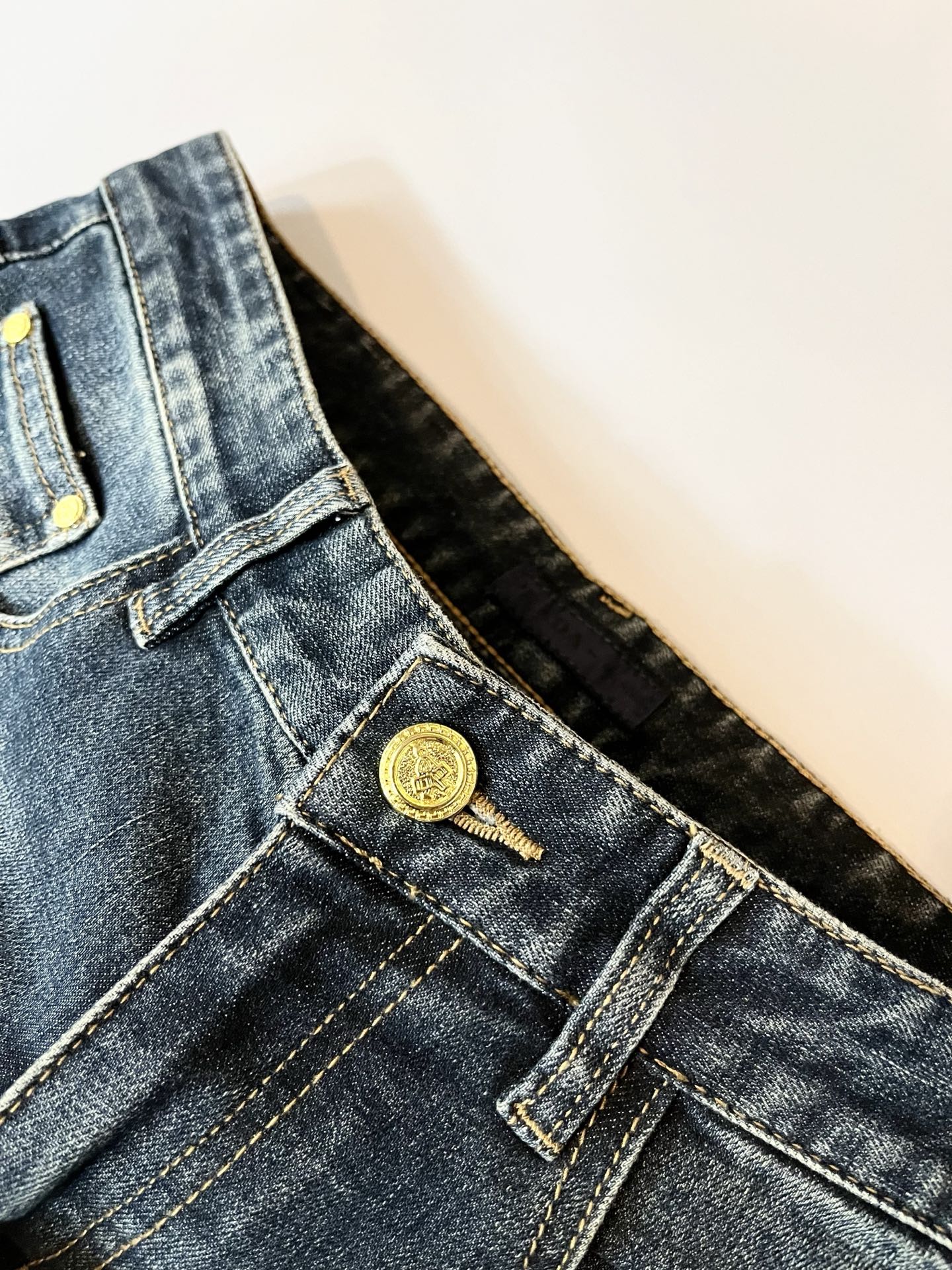 PRA*DA普*达 2025春夏新款男士休闲牛仔裤，高端品质之选……一款休闲裤兼备的百搭裤装，也是男士衣