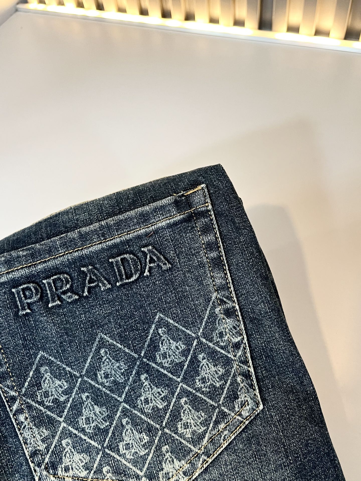 PRA*DA普*达 2025春夏新款男士休闲牛仔裤，高端品质之选……一款休闲裤兼备的百搭裤装，也是男士衣