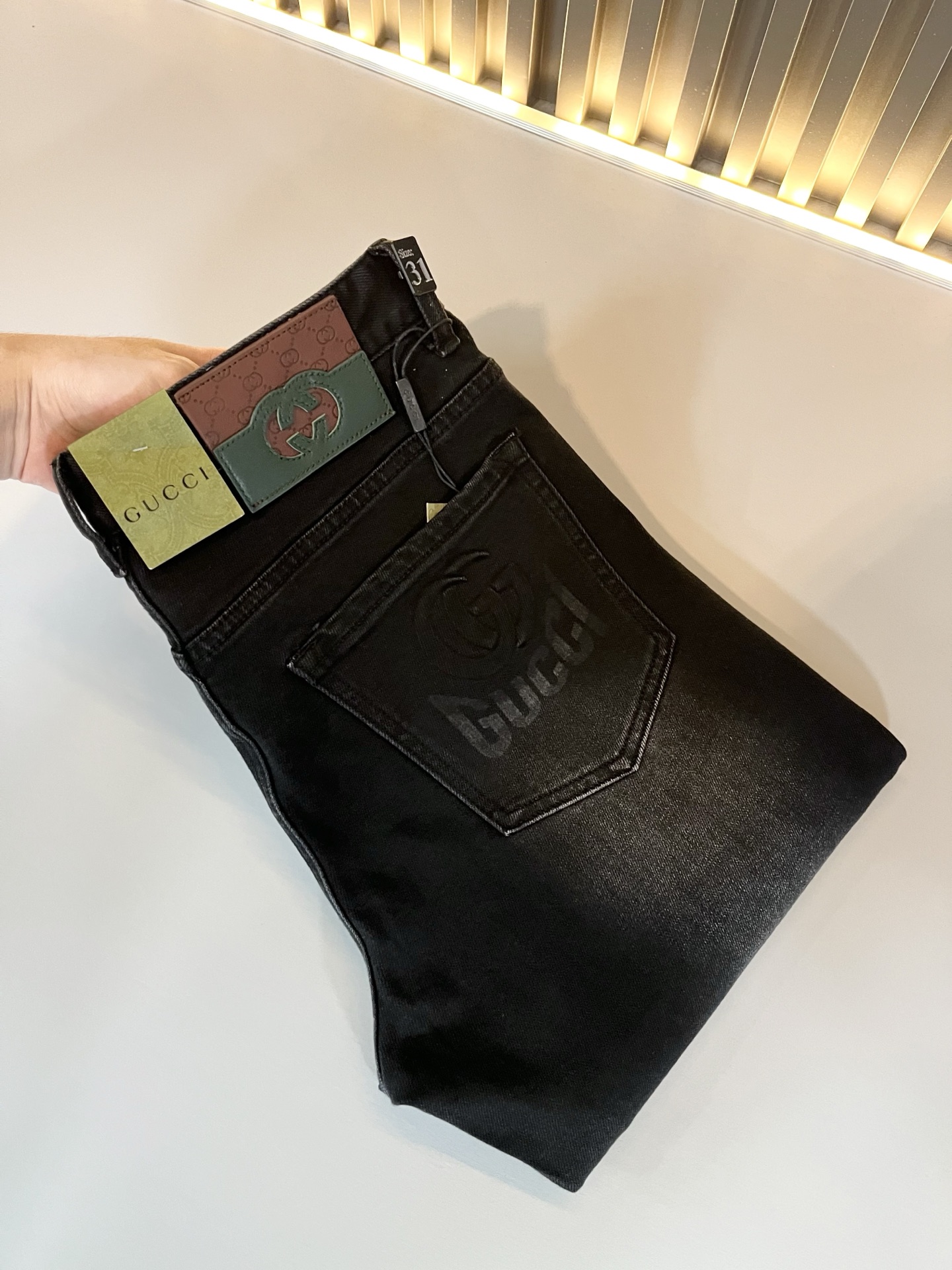 NO:531877,Guc* Gucci New autumn and winter products for men's high-end casual and versatile four-season commuting slim tailoring jeans!  For fans, such a grand classic design is enough to plant grass at a glance. It is the most handsome series of all jeans this year. I only need to take a look and know that this will definitely be a sensational hit, and it is popular on the Internet. The classic slim three-dimensional tailoring style is equipped with the latest logo pattern waist brand craft design!  Very representative waist brand modification!  It simply and easily demonstrates the charm of the brand, and naturally presents specifications, grades, fashion and trendy effects. It matches the performance to easily create a high-end and high-end effect!  The top imported Japanese washing cowboy is made of cotton, and it is comfortable and breathable, and has a natural drape, which is suitable for all year round outfits!  !  This jeans are made of three-dimensional cut and straight-fitting style. The magic and practical wearability of the single match are understandable. Whether you are wearing daily clothes or appearing on the high street, it is the best choice. It is super charming!  It also demonstrates the authentic BUR original flavor, and it also perfectly shows its specifications and rank!  Obviously, this is a big and powerful product that you must collect. You must collect this product and highly recommend it!  Size 30-40 37 39, burberry, gucci, jeans, alexander wang19860909Guc*古奇 秋冬新品男士高端休闲百搭四季通勤修身剪裁牛仔裤！对于粉丝来说,这样大气的经典设计足矣一眼种草,是今年所有牛仔裤当中最帅的一个系列,我只需要看一眼就知道,这绝对会是一个引起轰动的爆款,而且全网风靡,经典的修身立体剪裁版型打造,配置了最新的logo图案腰牌工艺设计！极具代表性腰牌修饰！简单轻松的彰显出品牌魅力所在,自然而然的呈现规格,档次,时髦以及新潮效果,搭配性能满分,轻松穿出高级感与高端效果！顶级的进口日本洗水牛仔棉质打造,并舒适透气感满分,且垂感自然,适合一年四季的穿搭所需！！此款牛仔裤采用了立体裁剪小直筒版型打造,其单配魔力与实穿性是无可厚非的,不管你是日常穿搭还是高街出镜都是不二之选,超具魅力！更是彰显了地地道道的的BUR原味,同时也是完美的展现了其规格和段位所在！很显然,这是一款绝对要收的重磅好货,此款你都必须要收,极力推荐的好货！尺码30-40 37 39,,burberry,gucci,jeans,alexander wang,Men's clothing