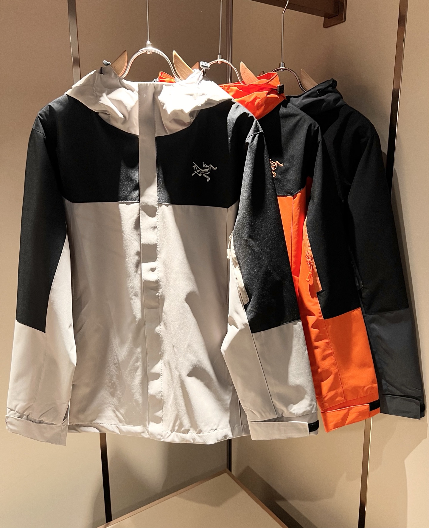 NO:531911,ARCTER*X Original Archaeological Bird, a new men's and women's same jacket for autumn and winter, the first thing that everyone thinks of outdoor brands is the Canadian goose and Archaeological Bird. It gives people a feeling of trying out the label!  In addition to being quite accomplished in style design, the most obvious or most expert should be to have deeper and unique insights and attainments in fabrics. Through continuous structural research and problem-solving, and characterized by unique research on fabrics, these alone are enough to support it to become the first new logo brand image in the clothing manufacturing industry. This model is made of quick-drying fabric!  Through precision, the hand feels smooth and soft, and both has natural beauty and comfort. The large body style is cut cleanly and cleanly, and the fabric shows a different hazy structural beauty. It is made of exclusive mold customization. The fabric and its technology test the workers, can be smooth and smooth without wrinkles!  Embroidery design on chest logo pattern!  It really tests the handmade work of every master!  It makes the overall clean and neat, without leaving any thread. Now the neutrality that pursues life is more refined in life!  Size S-5XL, arc'teryx,jackets & coats,jackets & coats,alexander wang19860909ARCTER*X始*祖鸟 秋冬新款男女同款夹克外套,户外品牌可能大家第一想到的就是加拿大鹅、始祖鸟.给人一种标签试的感觉！除了在款式设计上颇有造诣之外,最明显或者说最为拿手的,应该就是在面料上的拥有更深独特见解跟造诣了.通过不断地结构研究和问题处理,在以面料独特研究为特征,仅凭这些就已经足以支撑其成为服装制造行业中,首屈可数的新标志品牌形象.此款采用速干面料材质！通过精工手感细滑柔软,同时兼具自然美感跟舒适度.大身上版型裁剪简洁干净,面料上显现出了不一样朦胧的结构性美感来.独家开模定制而成,面料及其考验工人的技术,能做到平整服帖又不起皱！胸前logo图案刺绣设计！真的是很考验每位师傅的手工制作！使得整体干净利索,不留一丝线头.现在对于生活有所追求的中性也在生活中更为精致！尺码S-5XL,arc'teryx,jackets & coats,jackets & coats,alexander wang,Men's clothing