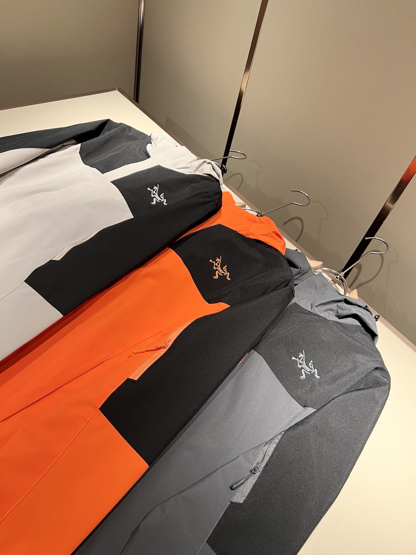 ARCTER*X始*祖鸟 2025秋冬新款男女同款👫夹克外套，户外品牌可能大家第一想到的就是加拿大鹅、始