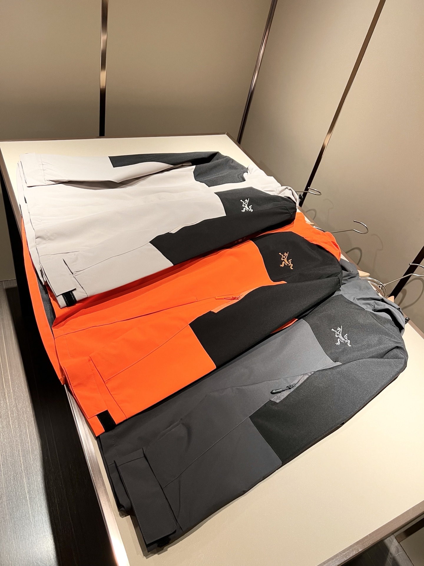 ARCTER*X始*祖鸟 2025秋冬新款男女同款👫夹克外套，户外品牌可能大家第一想到的就是加拿大鹅、始