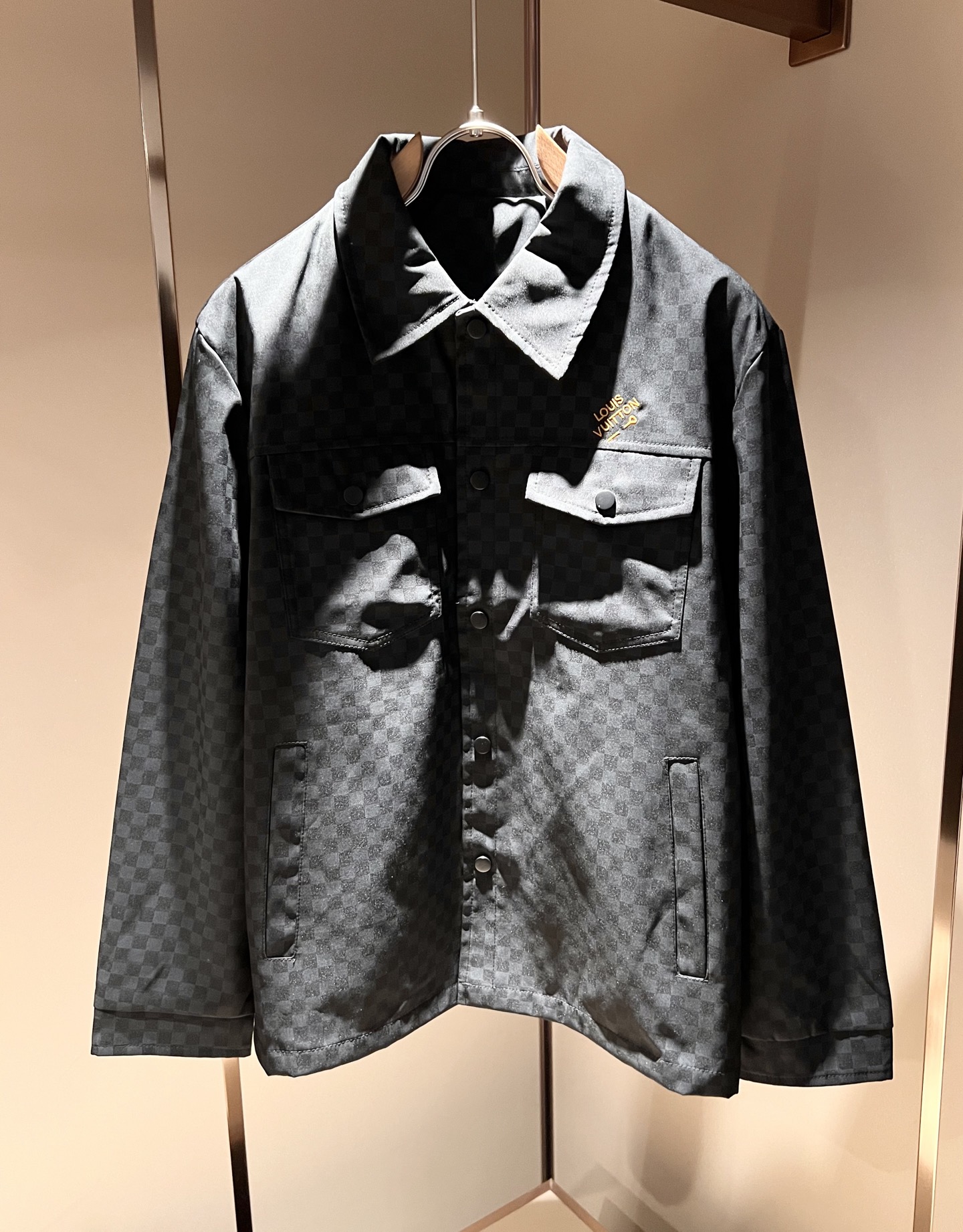 NO:531919,LouisVuitt*Louis*Deng's latest autumn and winter jacket, three-dimensional logo pattern embroidery design!  !  Trading company channels are even very scarce and difficult to encounter, a high-end luxury product that is hard to find!  This jacket is made of customized high-density nylon material, and the fabric is excellent in color and performance!  While modifying the neck lines, it brings a sense of ability and simplicity!  The loose style covers the flesh and makes you look slim, and it changes the brand's traditional business sense and adds a trendy atmosphere. V's masterpieces in autumn and winter, hurry up and buy them!  Size M-4XL, louis vuitton,louis vuitton,jackets & coats,jackets & coats,alexander wang19860909LouisVuitt*路易*登 秋冬新品最新款夹克外套,立体logo图案刺绣设计！！贸易公司渠道,甚至到非常稀缺很难遇到,一件难求的高奢臻品！本款夹克选用客供定制高密度尼龙材质打造,面料无论是配色或是性能都相当出色！修饰颈部线条的同时有带来了一件干练和率性感！宽松的版型,上身遮肉显瘦,且一改品牌传统的商务感,增添了一份潮流气息,V家秋冬季的杰作,抓紧抢购哦！尺码M-4XL,,louis vuitton,louis vuitton,jackets & coats,jackets & coats,alexander wang,Men's clothing