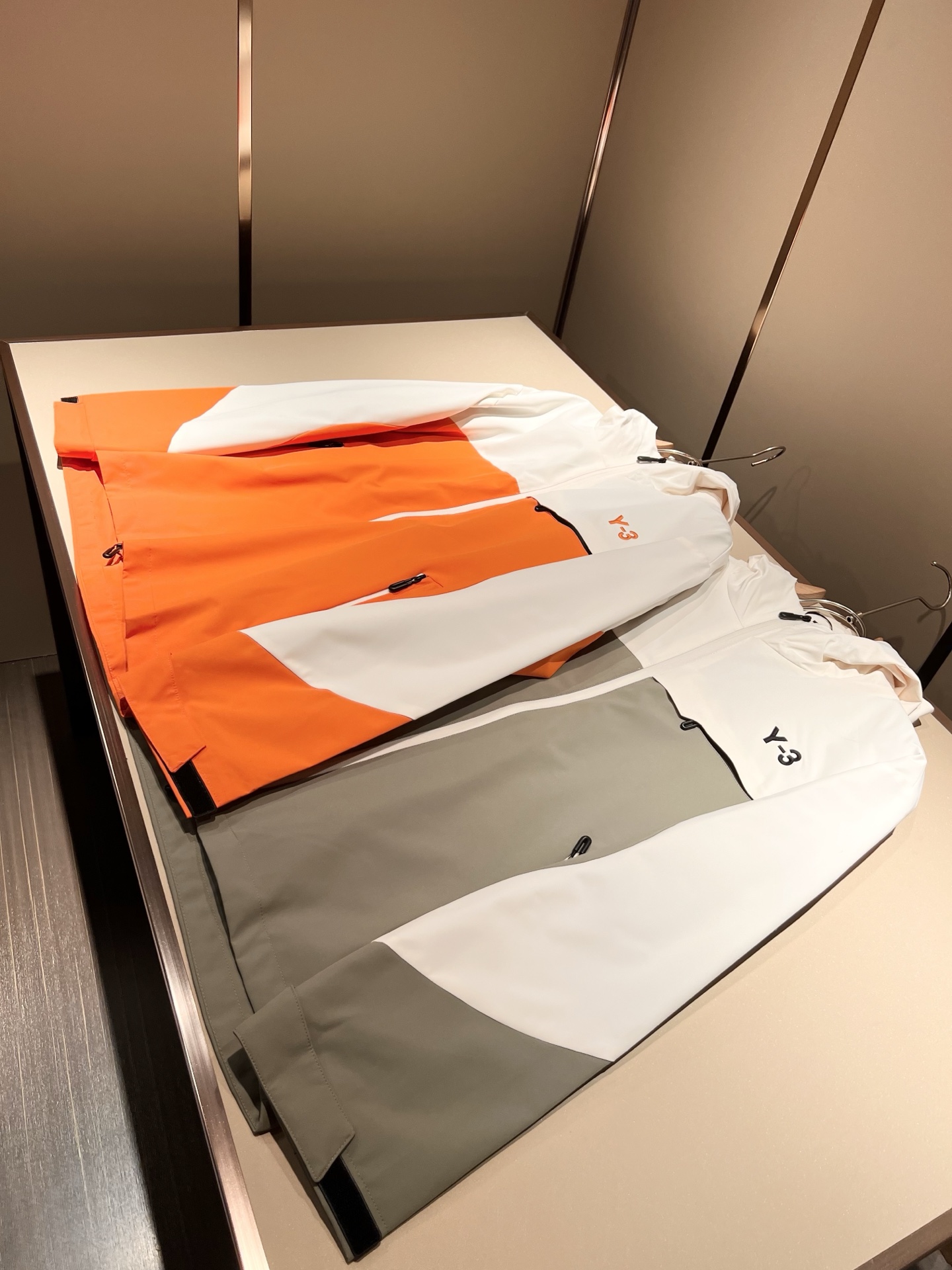 Y-3 2025秋冬全新系列单品上线，非常时髦前卫夹克外套，标识logo图案刺绣设计！区别于以往的不同，