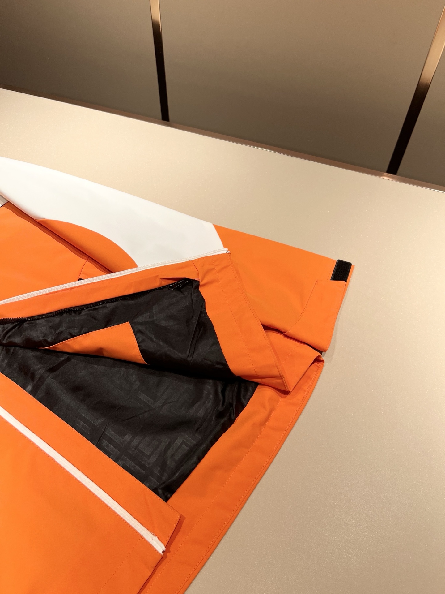 Y-3 2025秋冬全新系列单品上线，非常时髦前卫夹克外套，标识logo图案刺绣设计！区别于以往的不同，