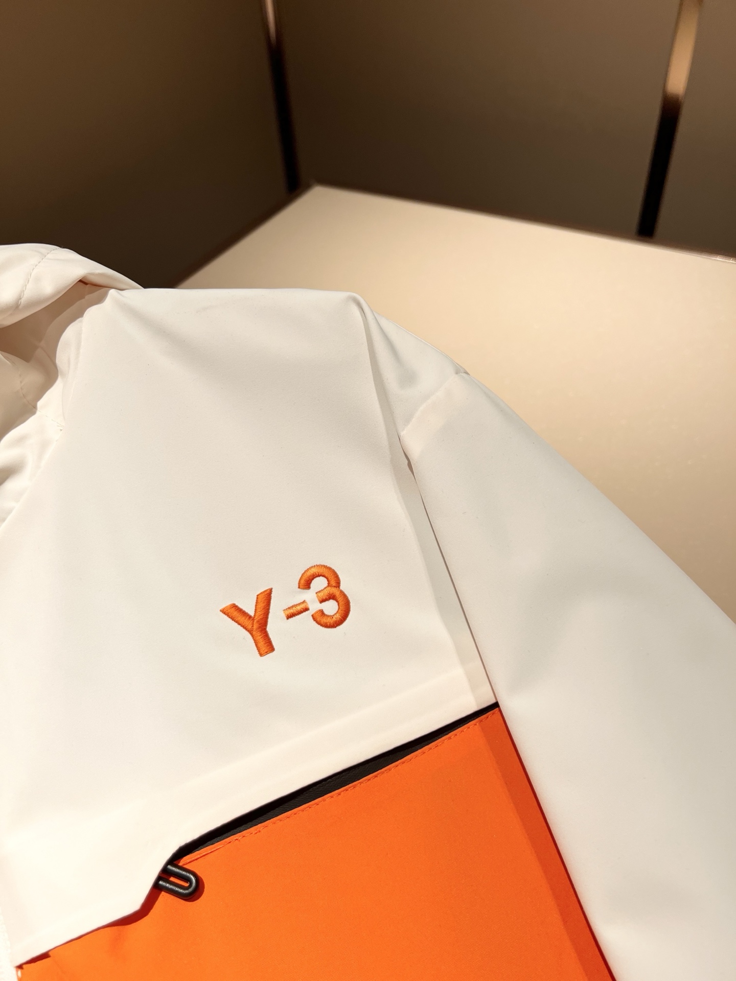 Y-3 2025秋冬全新系列单品上线，非常时髦前卫夹克外套，标识logo图案刺绣设计！区别于以往的不同，