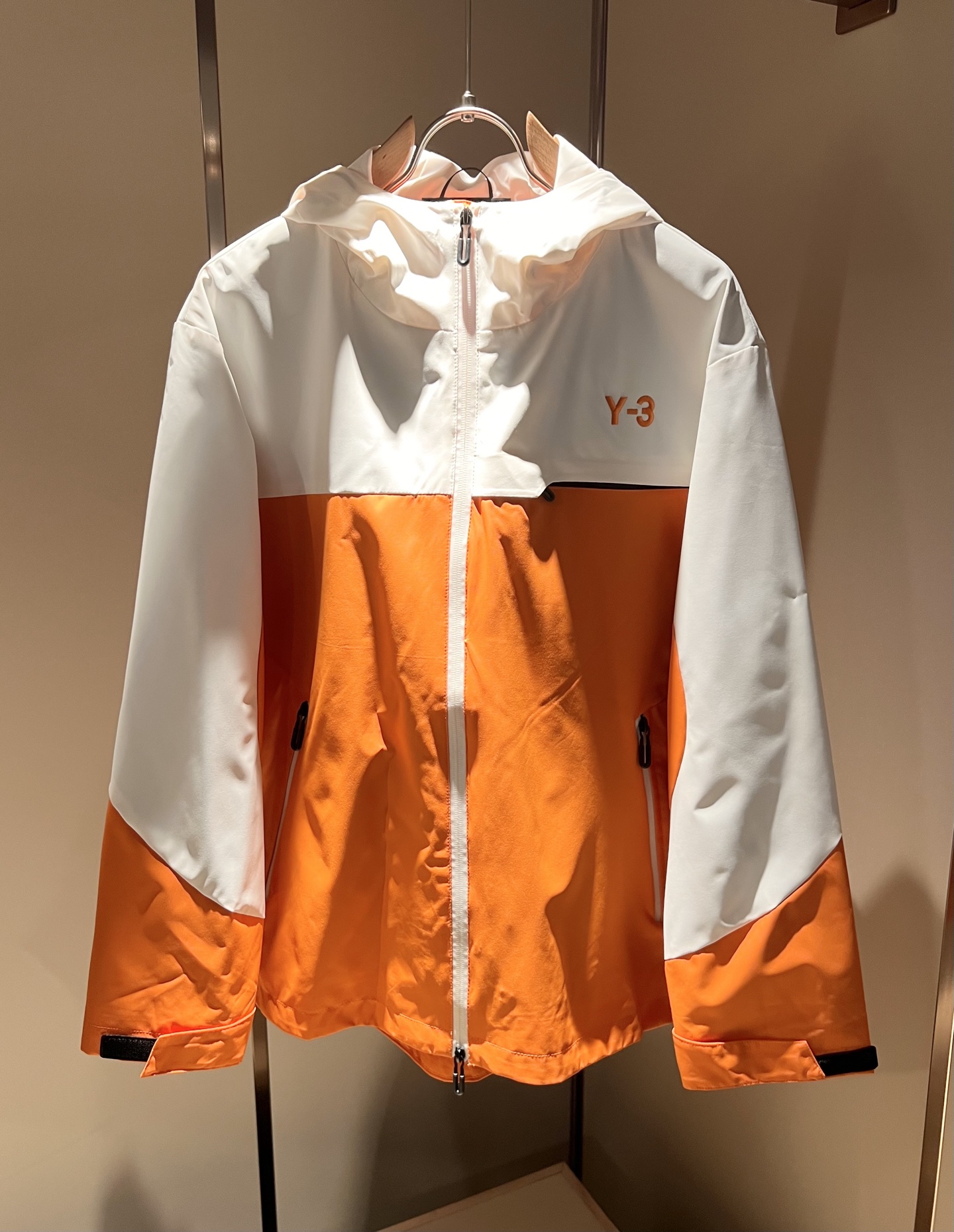 Y-3 2025秋冬全新系列单品上线，非常时髦前卫夹克外套，标识logo图案刺绣设计！区别于以往的不同，