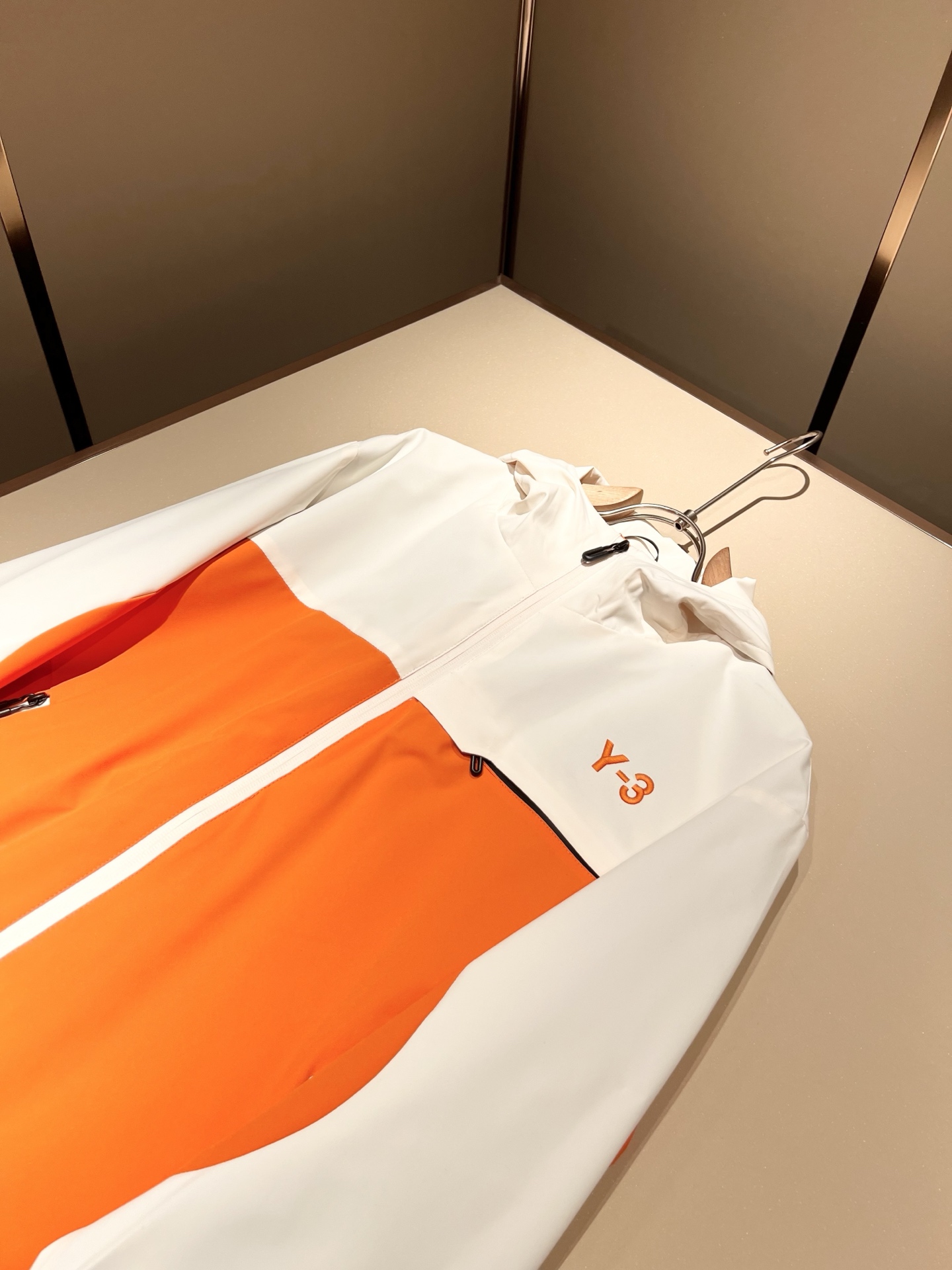 Y-3 2025秋冬全新系列单品上线，非常时髦前卫夹克外套，标识logo图案刺绣设计！区别于以往的不同，