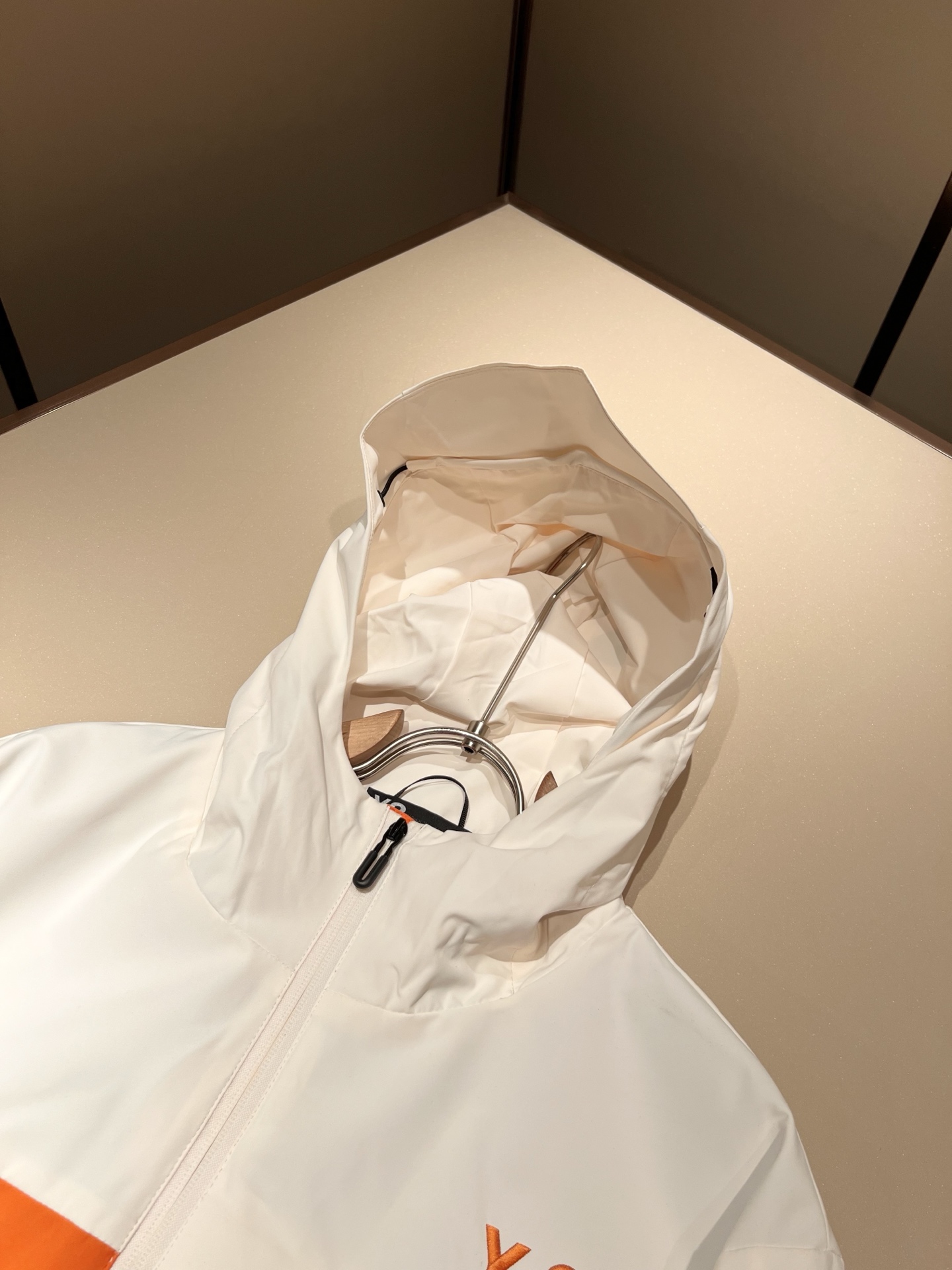 Y-3 2025秋冬全新系列单品上线，非常时髦前卫夹克外套，标识logo图案刺绣设计！区别于以往的不同，