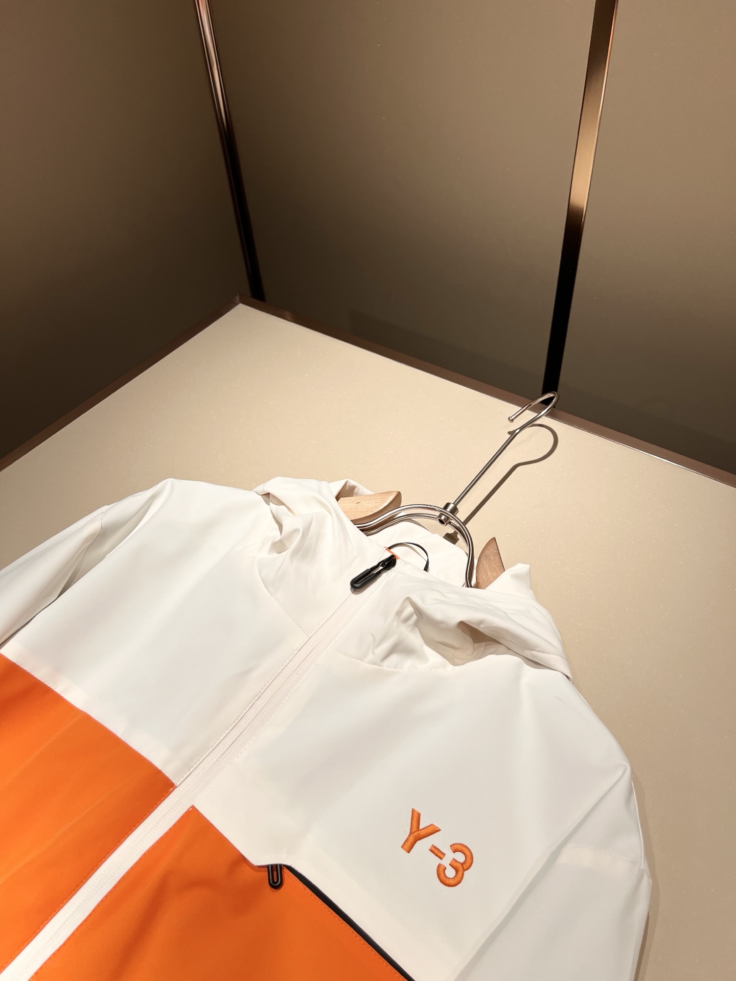 Y-3 2025秋冬全新系列单品上线，非常时髦前卫夹克外套，标识logo图案刺绣设计！区别于以往的不同，