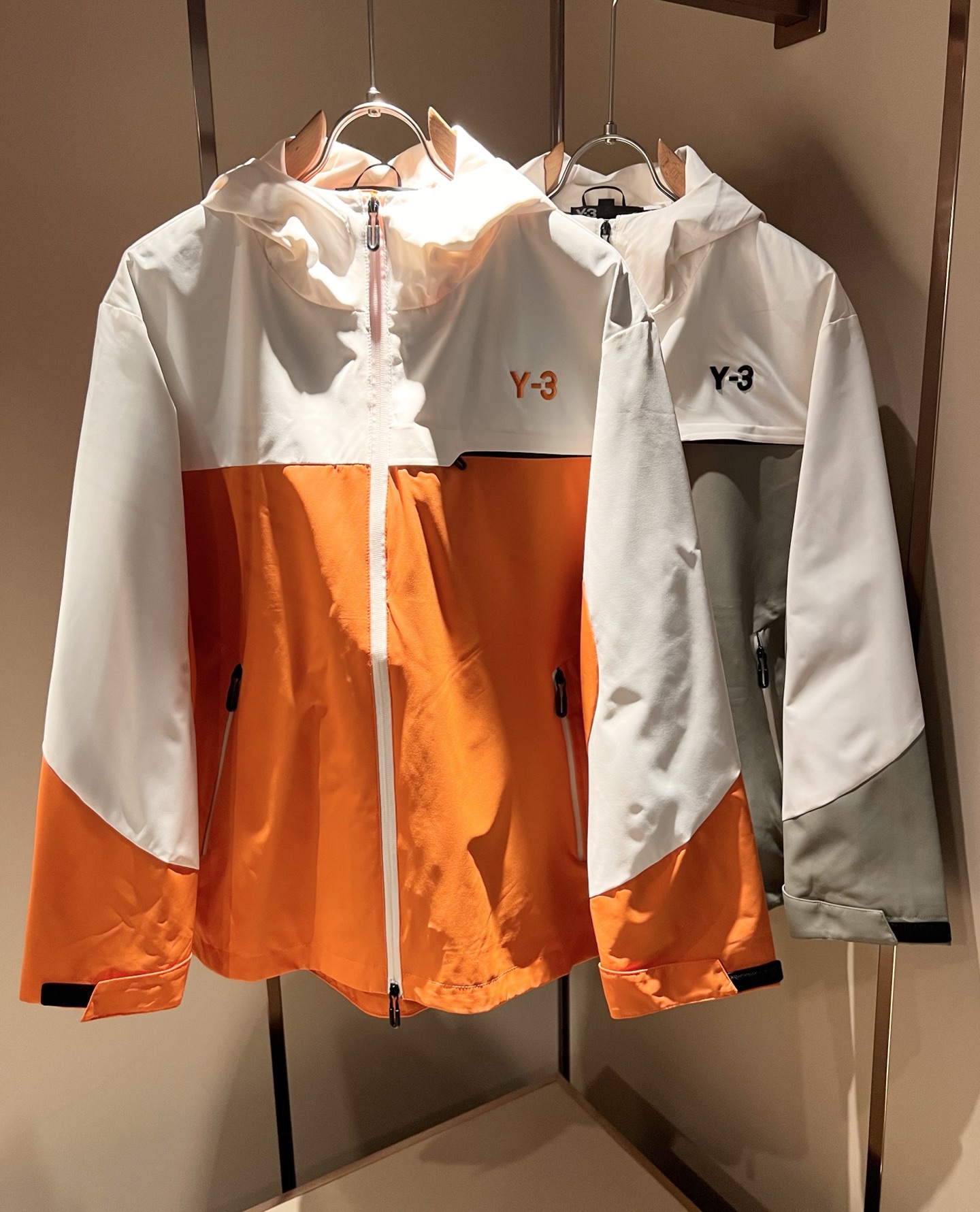 NO:531914,Y-3 new autumn and winter series of items are launched, very fashionable and avant-garde jacket, logo embroidery design!  Different from the past, it declares the design concept that has been passed down for many years in the brand!  Its eye-catchingness is no less than any classic style, perfectly presenting the fashionable, high-end and luxurious feeling in front of the world!  Made of imported polyester fiber surface material, selected high-quality polyester fiber fabrics, soft and soft touch, skin-friendly and delicate, the actual product is definitely beyond your imagination, and it has been brought to the extreme!  Size S-5XL, Jackets & coats, Jackets & coats, Alexander wang19860909Y-3 秋冬全新系列单品上线,非常时髦前卫夹克外套,标识logo图案刺绣设计！区别于以往的不同,宣示品牌传承多年的设计理念！其吸睛度完全不亚于任何经典款式,将时髦高级感与奢华感完美呈现在世人眼前！客供进口聚酯纤维面材质制成,精选优质聚酯纤维面料,触感软糯亲肤细腻,实物到手绝对超乎你的想象,发挥到了极致！尺码S-5XL,,jackets & coats,jackets & coats,alexander wang,Men's clothing