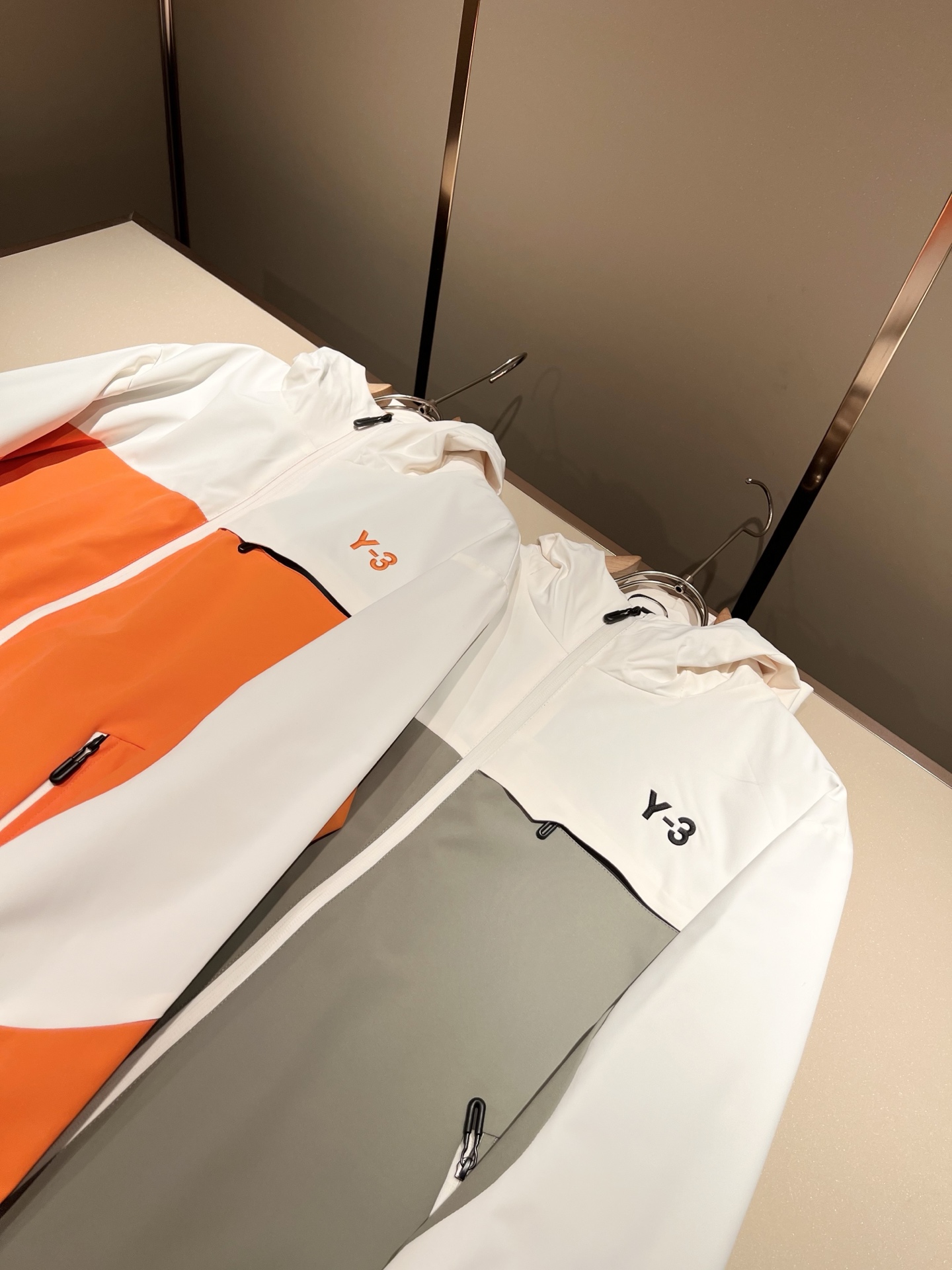 Y-3 2025秋冬全新系列单品上线，非常时髦前卫夹克外套，标识logo图案刺绣设计！区别于以往的不同，