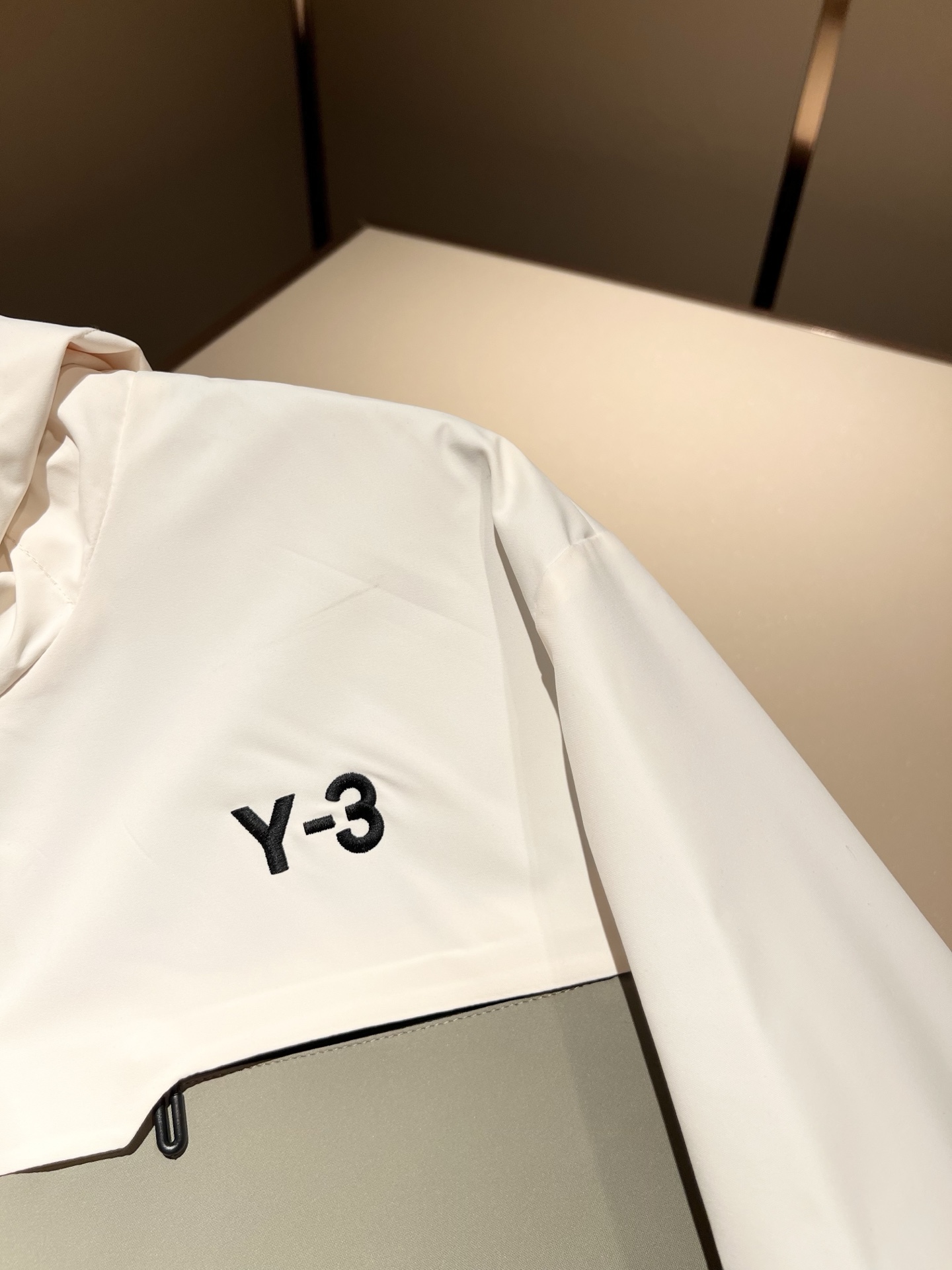 Y-3 2025秋冬全新系列单品上线，非常时髦前卫夹克外套，标识logo图案刺绣设计！区别于以往的不同，
