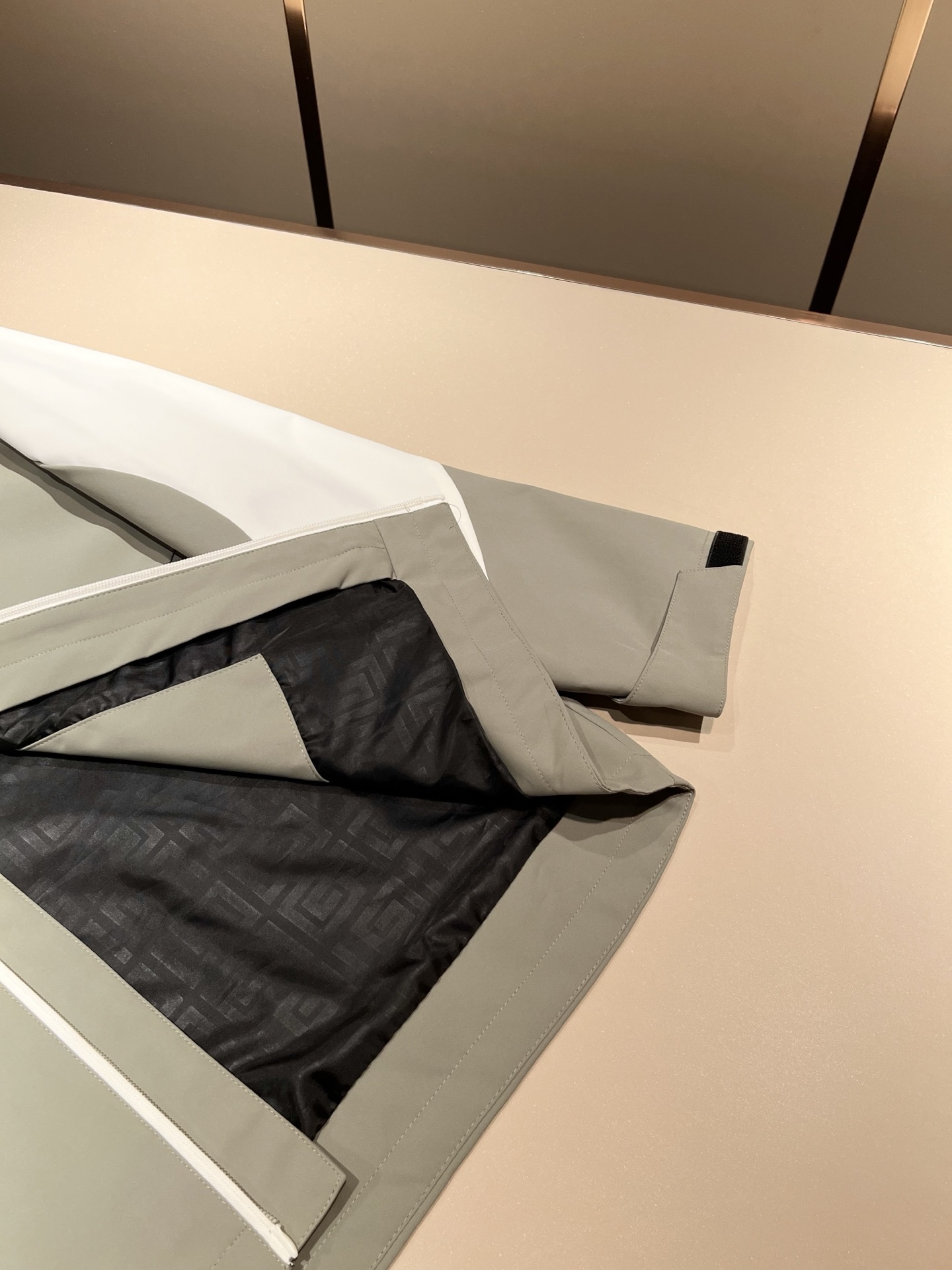 Y-3 2025秋冬全新系列单品上线，非常时髦前卫夹克外套，标识logo图案刺绣设计！区别于以往的不同，