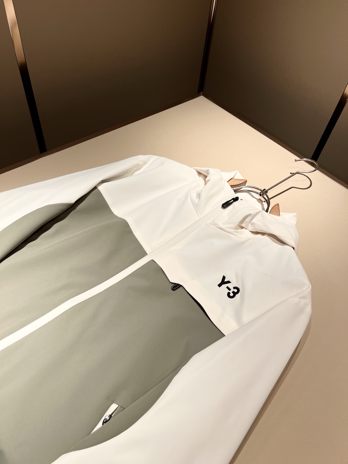 Y-3 2025秋冬全新系列单品上线，非常时髦前卫夹克外套，标识logo图案刺绣设计！区别于以往的不同，