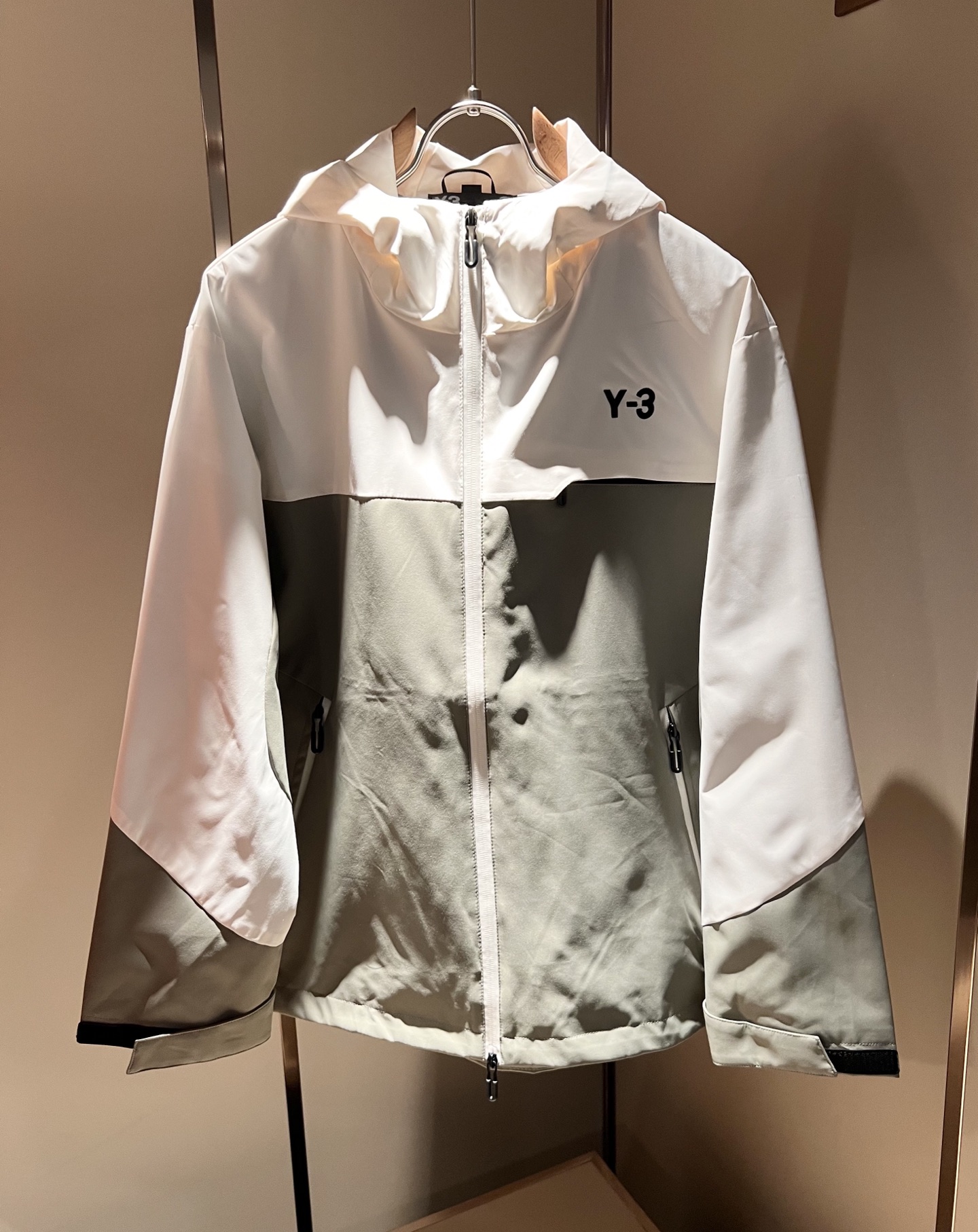 Y-3 2025秋冬全新系列单品上线，非常时髦前卫夹克外套，标识logo图案刺绣设计！区别于以往的不同，