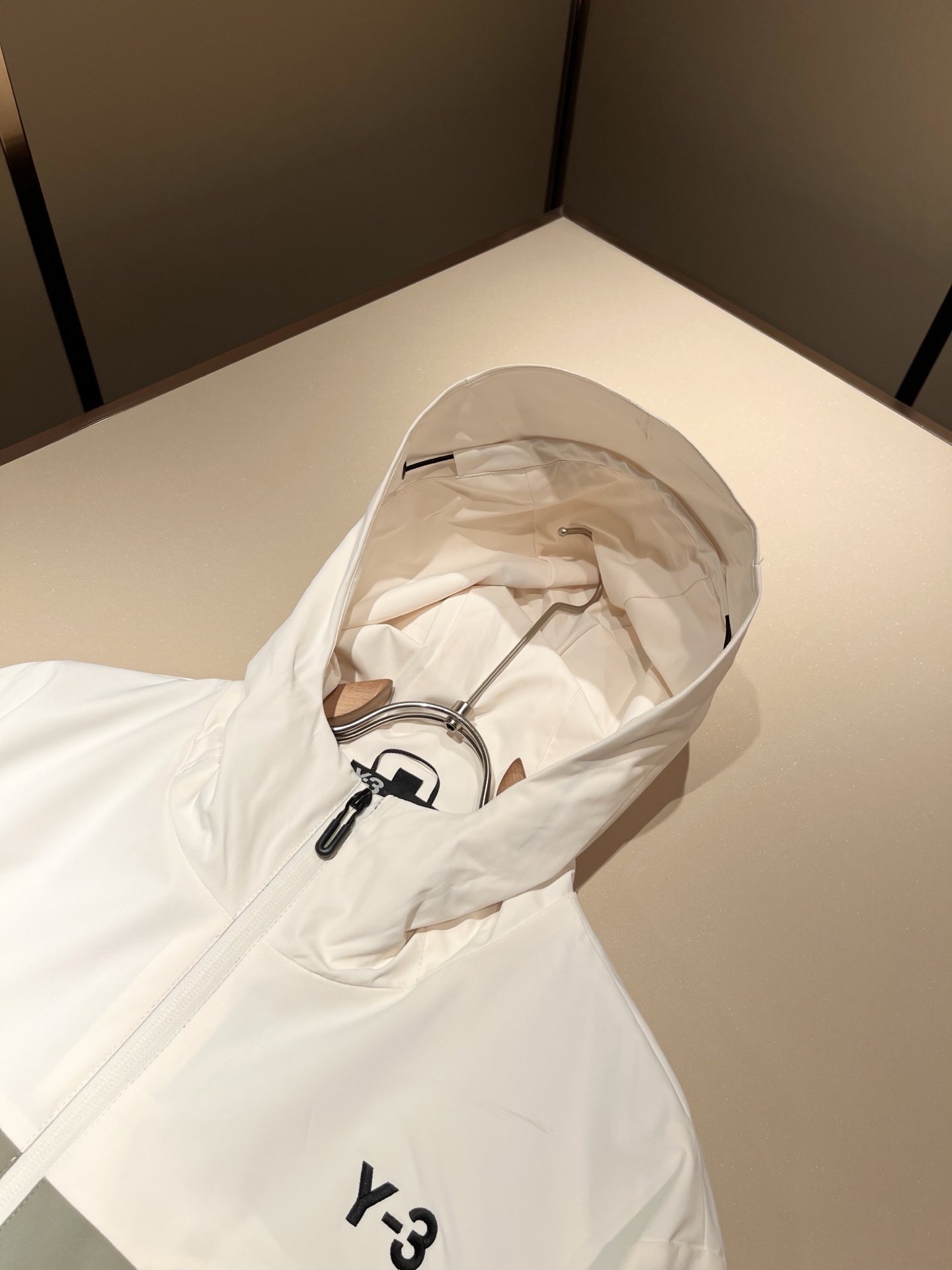 Y-3 2025秋冬全新系列单品上线，非常时髦前卫夹克外套，标识logo图案刺绣设计！区别于以往的不同，