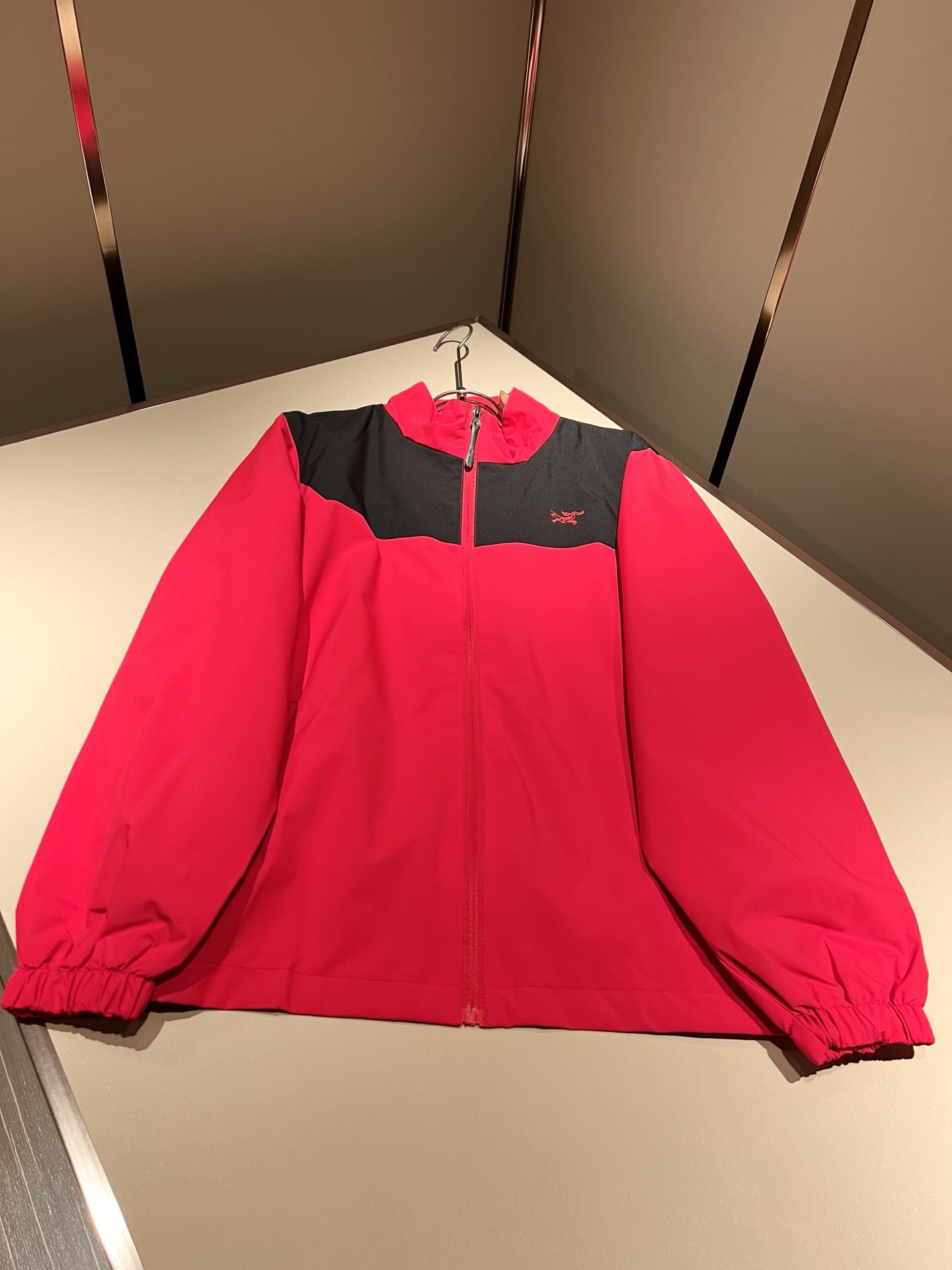 ARCTER*X始*祖鸟 2025秋冬新款男女同款👫夹克外套，户外品牌可能大家第一想到的就是加拿大鹅、始