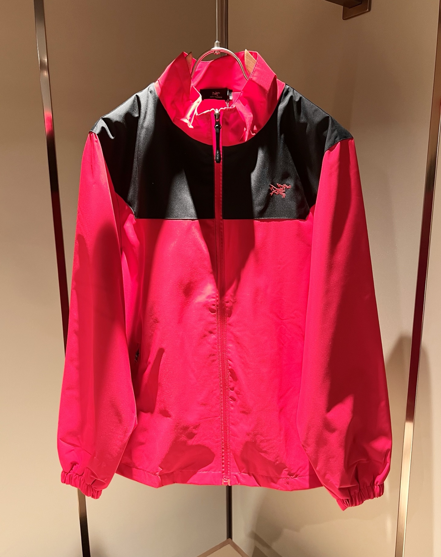 NO:531902,ARCTER*X Original Archaeological Bird, a new men's and women's same jacket for autumn and winter, the first thing that everyone thinks of outdoor brands is the Canadian goose and Archaeological Bird. It gives people a feeling of trying out the label!  In addition to being quite accomplished in style design, the most obvious or most expert should be to have deeper and unique insights and attainments in fabrics. Through continuous structural research and problem-solving, and characterized by unique research on fabrics, these alone are enough to support it to become the first new logo brand image in the clothing manufacturing industry. This model is made of quick-drying fabric!  Through precision, the hand feels smooth and soft, and both has natural beauty and comfort. The large body style is cut cleanly and cleanly, and the fabric shows a different hazy structural beauty. It is made of exclusive mold customization. The fabric and its technology test the workers, can be smooth and smooth without wrinkles!  Embroidery design on chest logo pattern!  It really tests the handmade work of every master!  It makes the overall clean and neat, without leaving any thread. Now the neutrality that pursues life is more refined in life!  Size S-5XL, arc'teryx,jackets & coats,jackets & coats,alexander wang19860909ARCTER*X始*祖鸟 秋冬新款男女同款夹克外套,户外品牌可能大家第一想到的就是加拿大鹅、始祖鸟.给人一种标签试的感觉！除了在款式设计上颇有造诣之外,最明显或者说最为拿手的,应该就是在面料上的拥有更深独特见解跟造诣了.通过不断地结构研究和问题处理,在以面料独特研究为特征,仅凭这些就已经足以支撑其成为服装制造行业中,首屈可数的新标志品牌形象.此款采用速干面料材质！通过精工手感细滑柔软,同时兼具自然美感跟舒适度.大身上版型裁剪简洁干净,面料上显现出了不一样朦胧的结构性美感来.独家开模定制而成,面料及其考验工人的技术,能做到平整服帖又不起皱！胸前logo图案刺绣设计！真的是很考验每位师傅的手工制作！使得整体干净利索,不留一丝线头.现在对于生活有所追求的中性也在生活中更为精致！尺码S-5XL,arc'teryx,jackets & coats,jackets & coats,alexander wang,Men's clothing