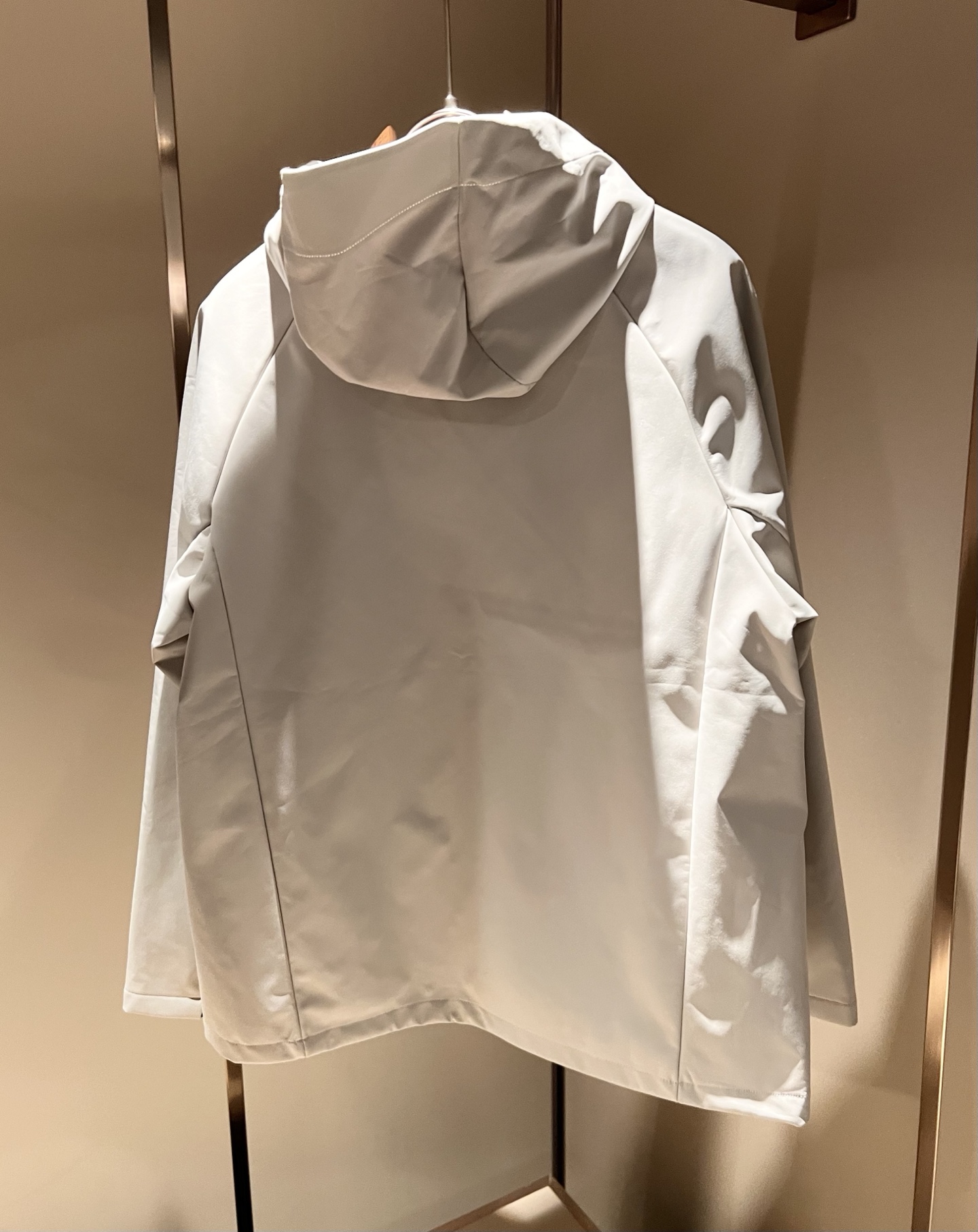 Alo2025秋冬全新系列单品上线，非常时髦前卫的一款男女同款👫夹克外套，标识logo图案压胶修饰！区别