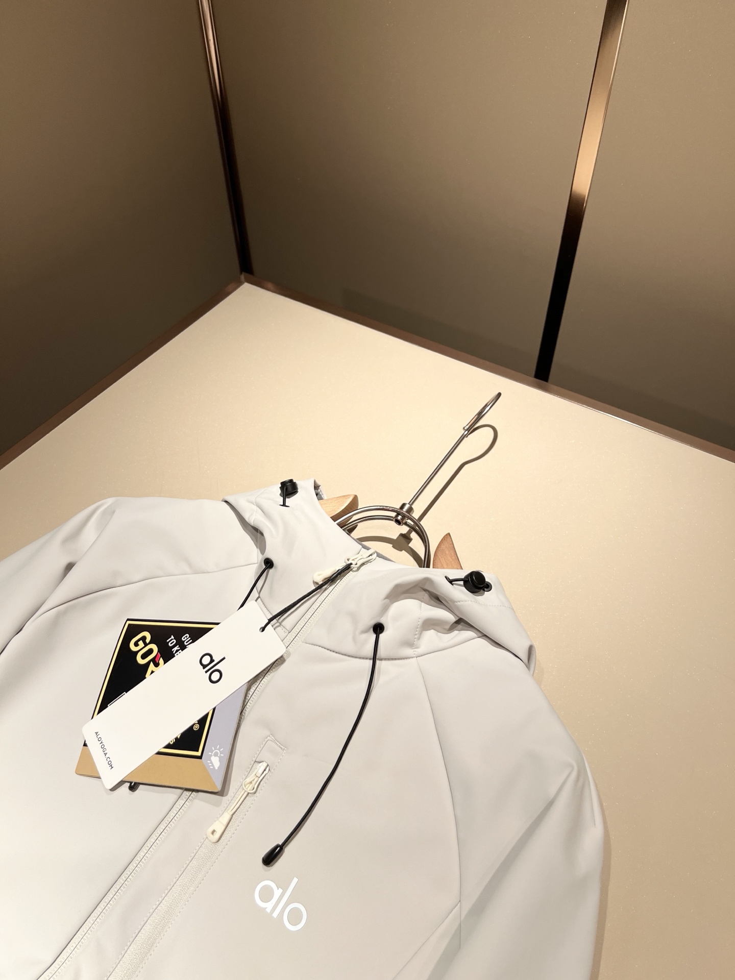 Alo2025秋冬全新系列单品上线，非常时髦前卫的一款男女同款👫夹克外套，标识logo图案压胶修饰！区别