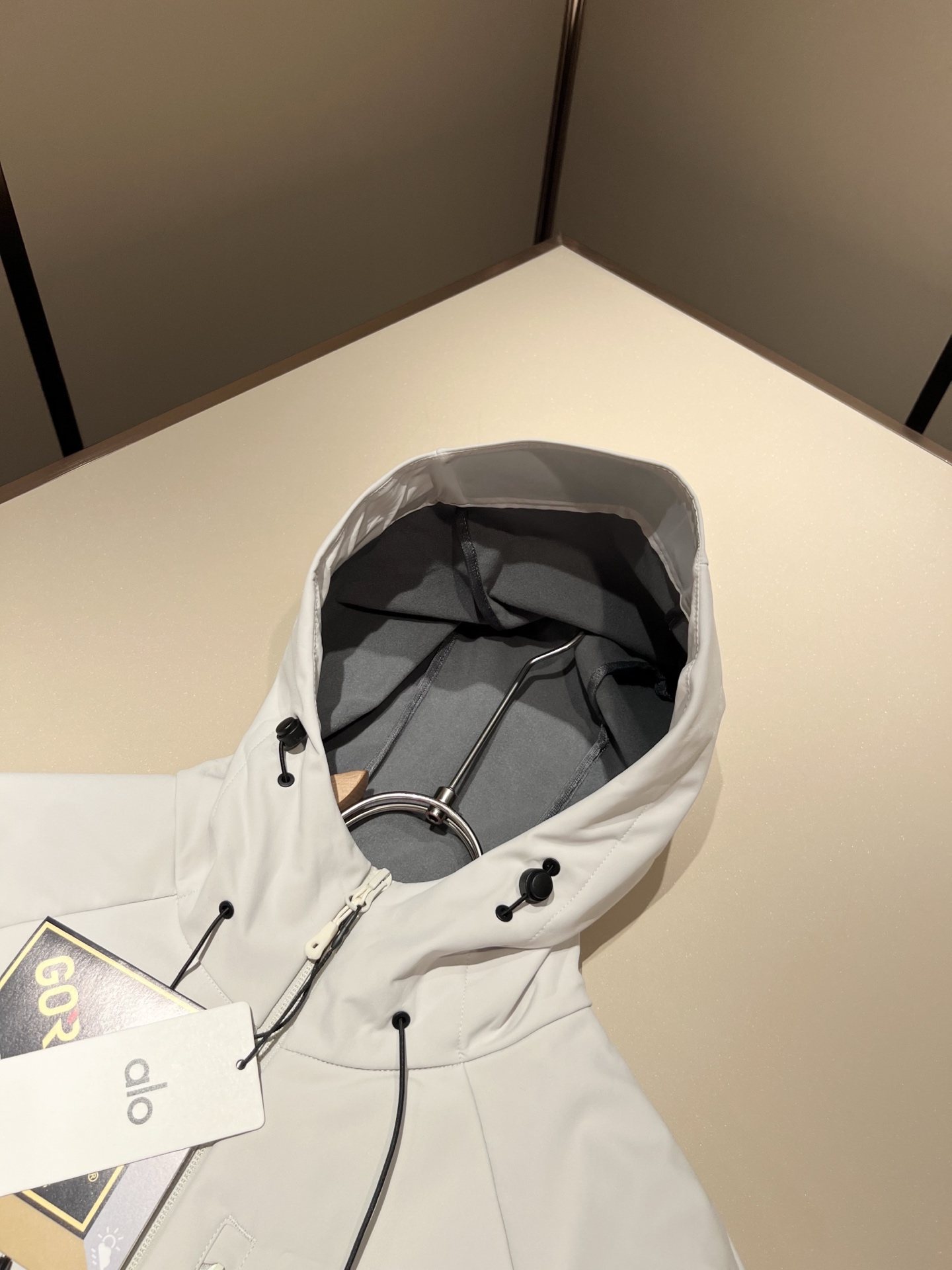 Alo2025秋冬全新系列单品上线，非常时髦前卫的一款男女同款👫夹克外套，标识logo图案压胶修饰！区别