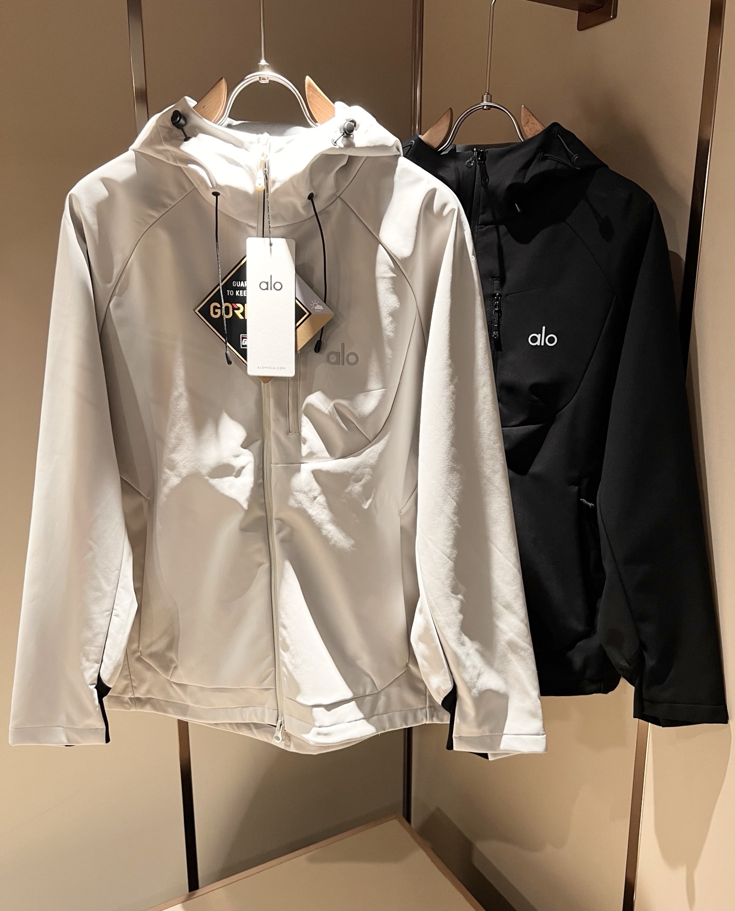 NO:531899,Alo autumn and winter new series of items are launched, a very fashionable and avant-garde jacket for men and women, with logo logo pattern glue-touching decoration!  Different from the past, it declares the design concept that has been passed down for many years in the brand!  Its eye-catchingness is no less than any classic style, perfectly presenting the fashionable, high-end and luxurious feeling in front of the world!  Made of imported polyester fiber materials, selected high-quality polyester fiber fabrics, soft and soft to the touch, the real thing is definitely beyond your imagination, close to the body and breathable, even if you sweat profusely, you will not feel greasy or stuffy, and will bring sweating and moisture absorption to the extreme!  Size M-3XL, Jackets & coats, Jackets & coats, Alexander wang19860909Alo秋冬全新系列单品上线,非常时髦前卫的一款男女同款夹克外套,标识logo图案压胶修饰！区别于以往的不同,宣示品牌传承多年的设计理念！其吸睛度完全不亚于任何经典款式,将时髦高级感与奢华感完美呈现在世人眼前！客供进口聚酯纤维材质制成,精选优质聚酯纤维面料,触感软糯亲肤细腻,实物到手绝对超乎你的想象,贴身无比舒适透气,即便是汗流浃背也不会有腻身及闷热感可言,将排汗吸湿性发挥到了极致！尺码M-3XL,,jackets & coats,jackets & coats,alexander wang,Men's clothing