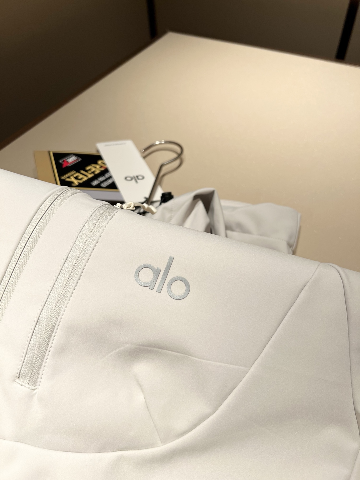 Alo2025秋冬全新系列单品上线，非常时髦前卫的一款男女同款👫夹克外套，标识logo图案压胶修饰！区别