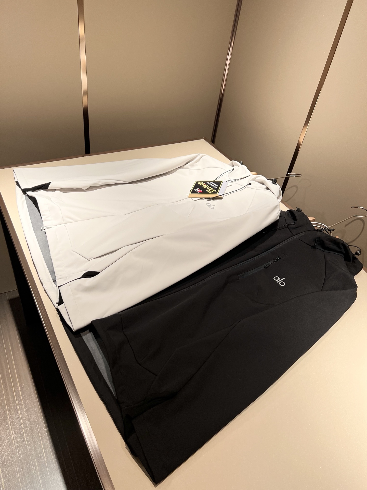 Alo2025秋冬全新系列单品上线，非常时髦前卫的一款男女同款👫夹克外套，标识logo图案压胶修饰！区别