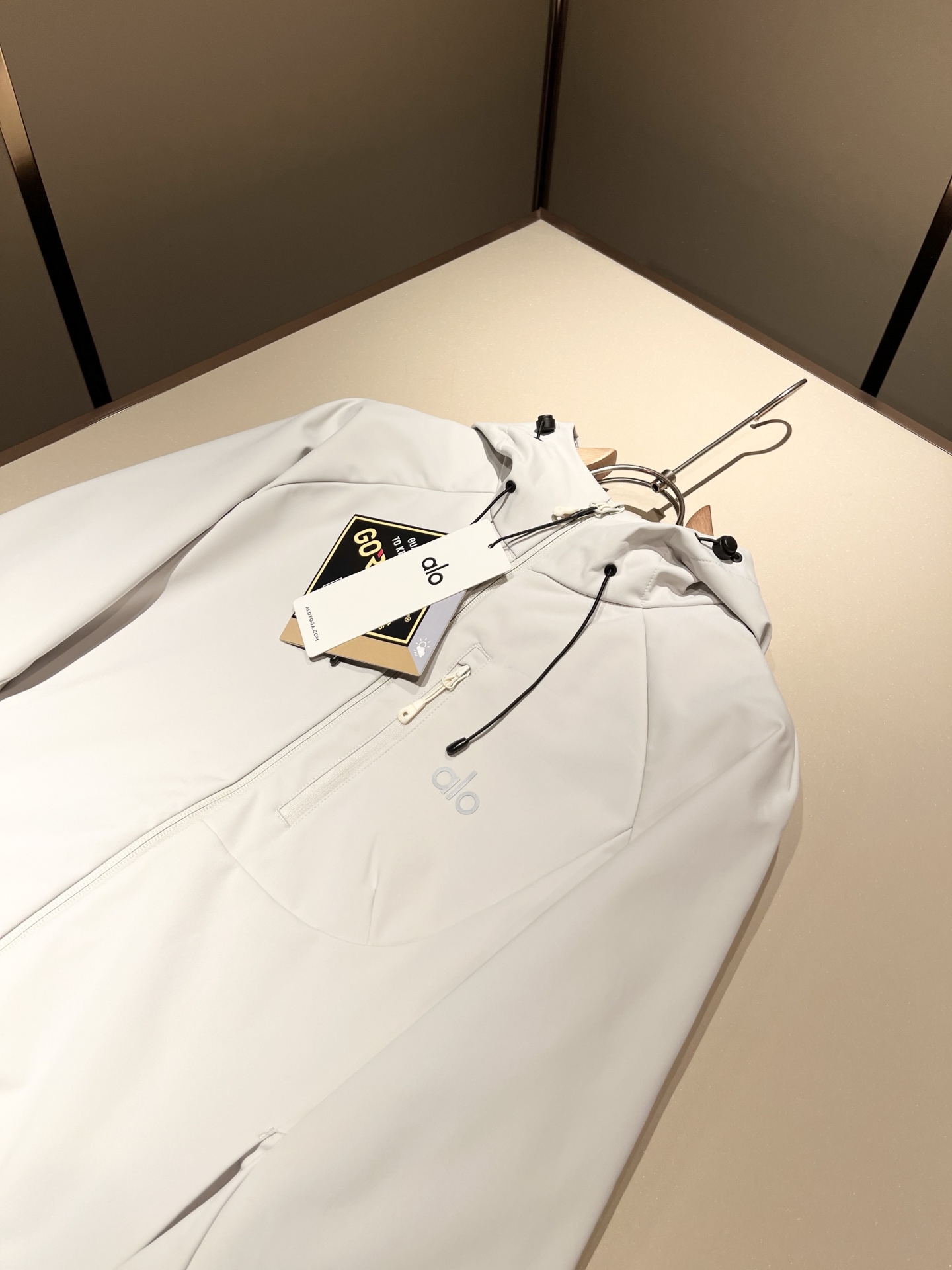 Alo2025秋冬全新系列单品上线，非常时髦前卫的一款男女同款👫夹克外套，标识logo图案压胶修饰！区别