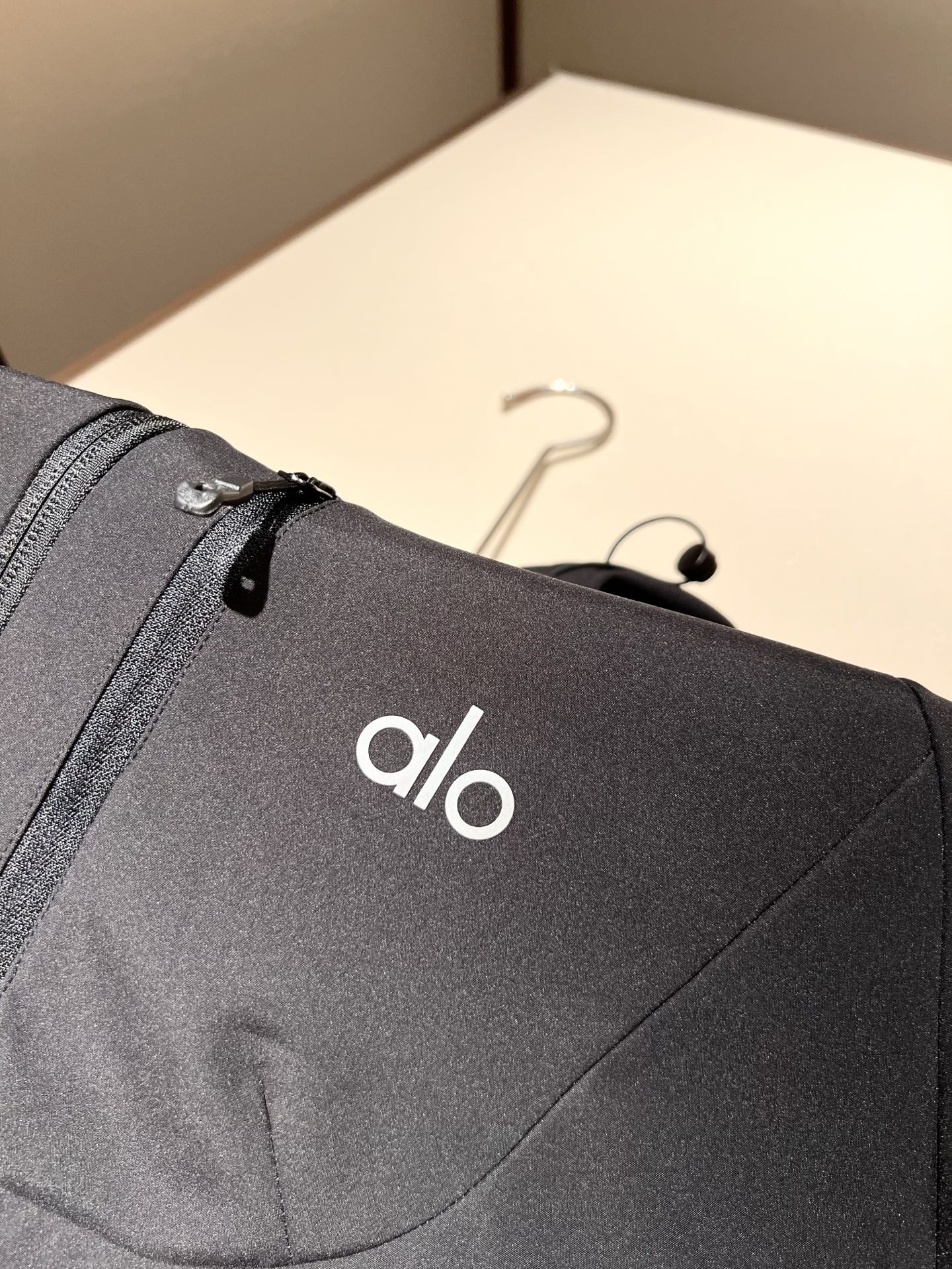 Alo2025秋冬全新系列单品上线，非常时髦前卫的一款男女同款👫夹克外套，标识logo图案压胶修饰！区别