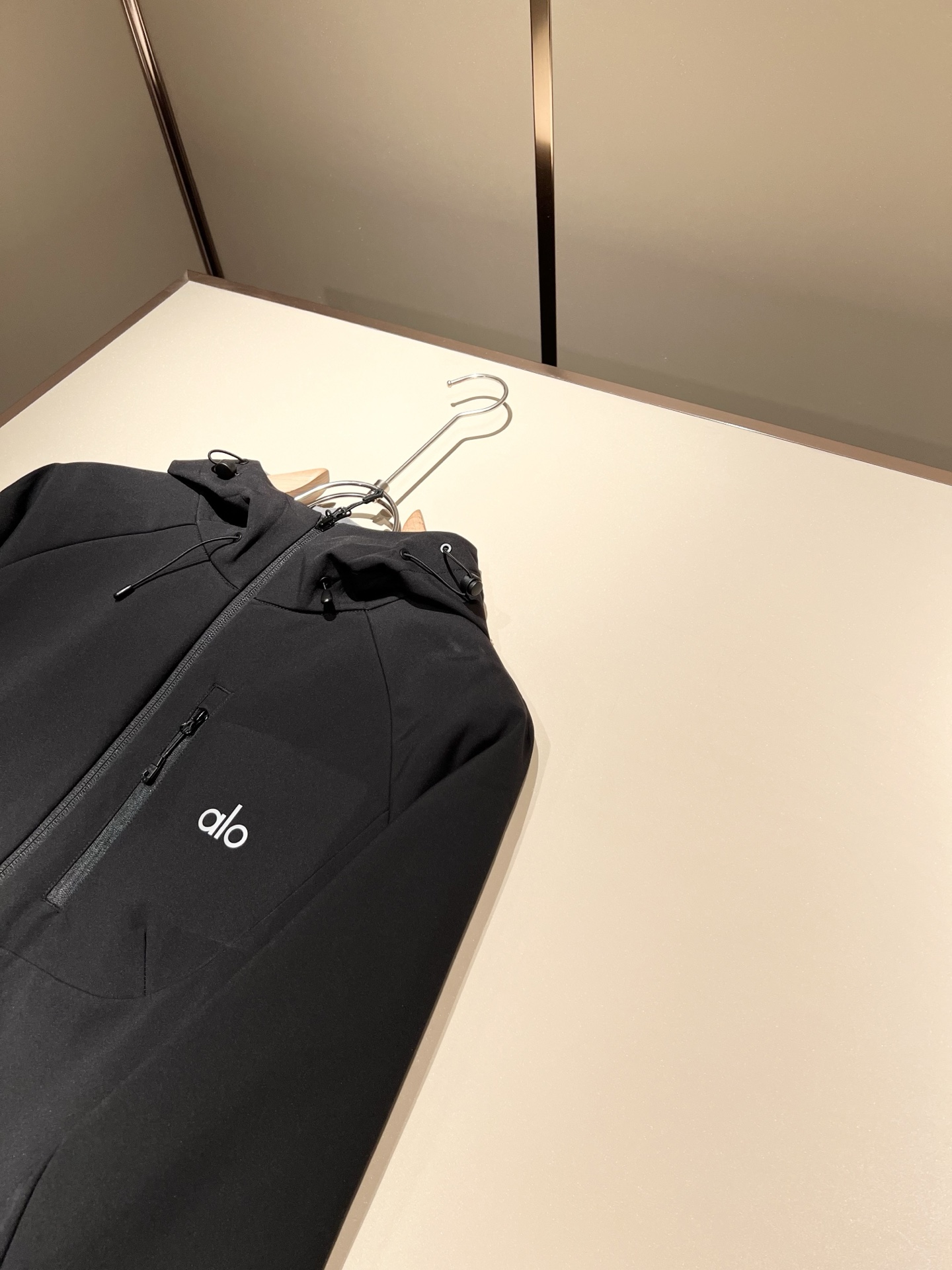 Alo2025秋冬全新系列单品上线，非常时髦前卫的一款男女同款👫夹克外套，标识logo图案压胶修饰！区别