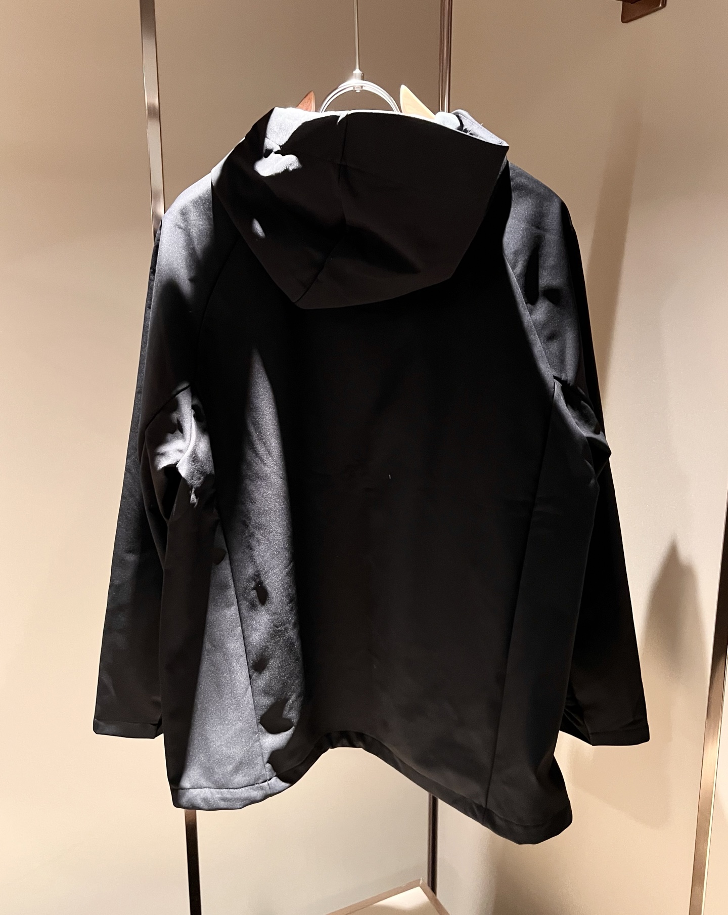 Alo2025秋冬全新系列单品上线，非常时髦前卫的一款男女同款👫夹克外套，标识logo图案压胶修饰！区别