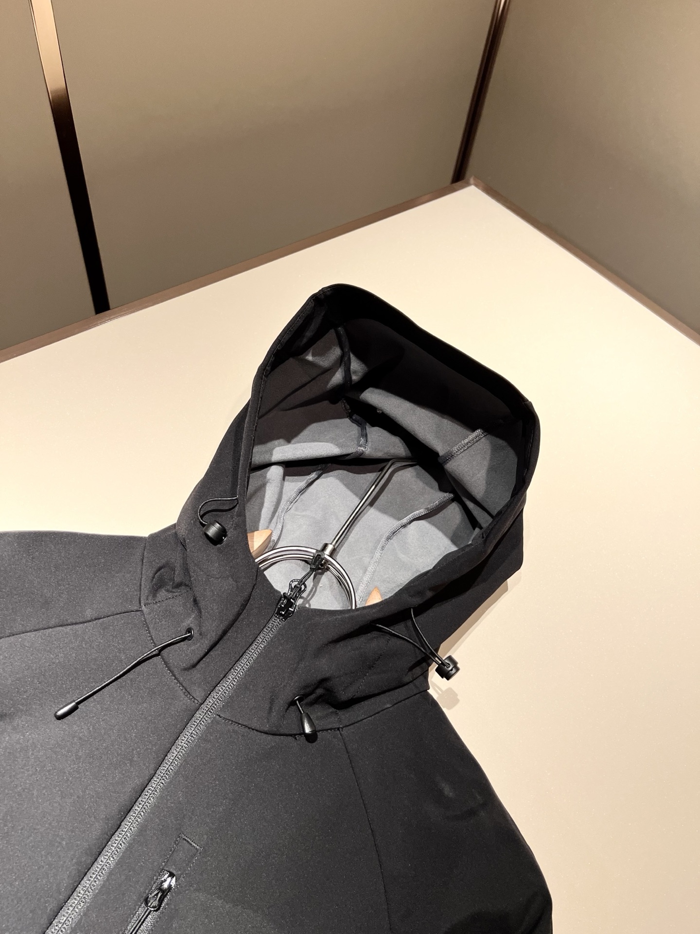 Alo2025秋冬全新系列单品上线，非常时髦前卫的一款男女同款👫夹克外套，标识logo图案压胶修饰！区别